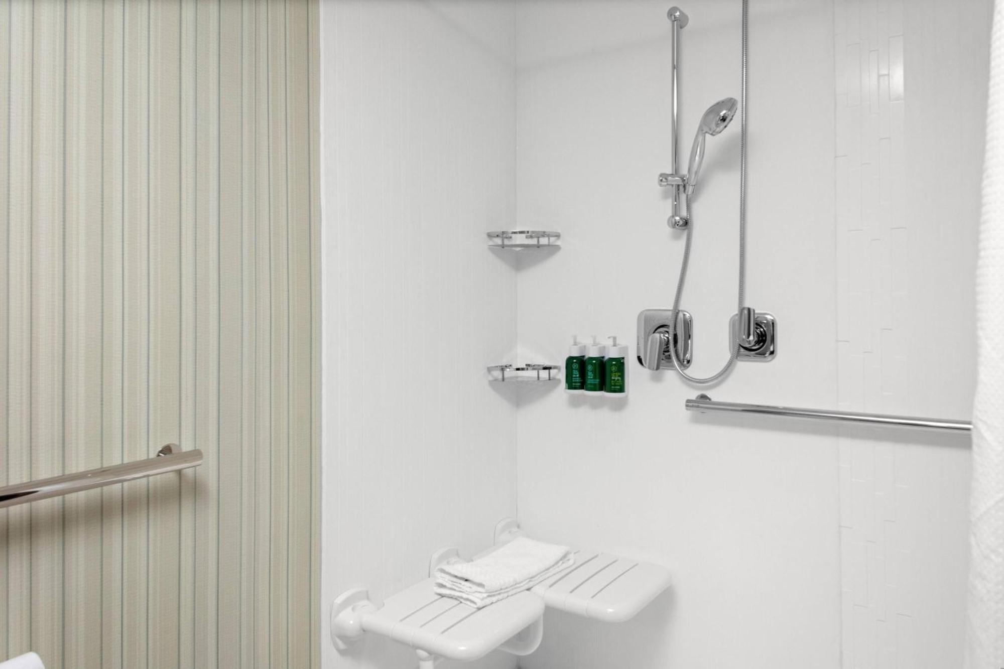 Queen Room Two Queen Beds Bathtub Mobility Access,1632307697:JPEG
