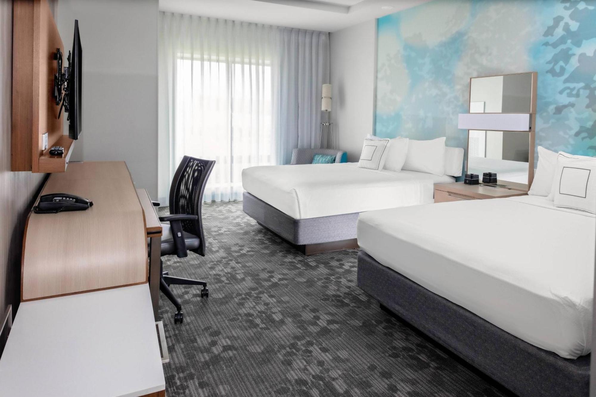 Queen Room Two Queen Beds Bathtub Mobility Access