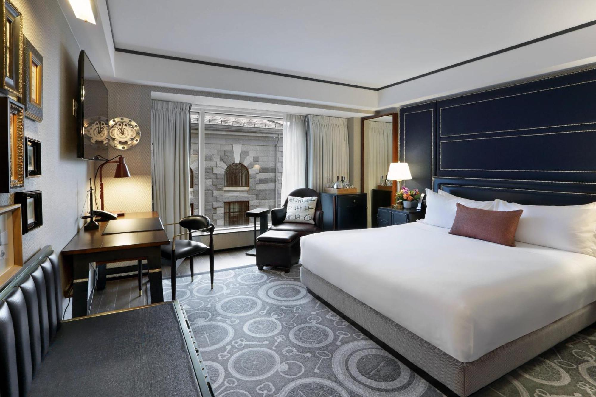 Deluxe Guest room 1 King Courtyard view