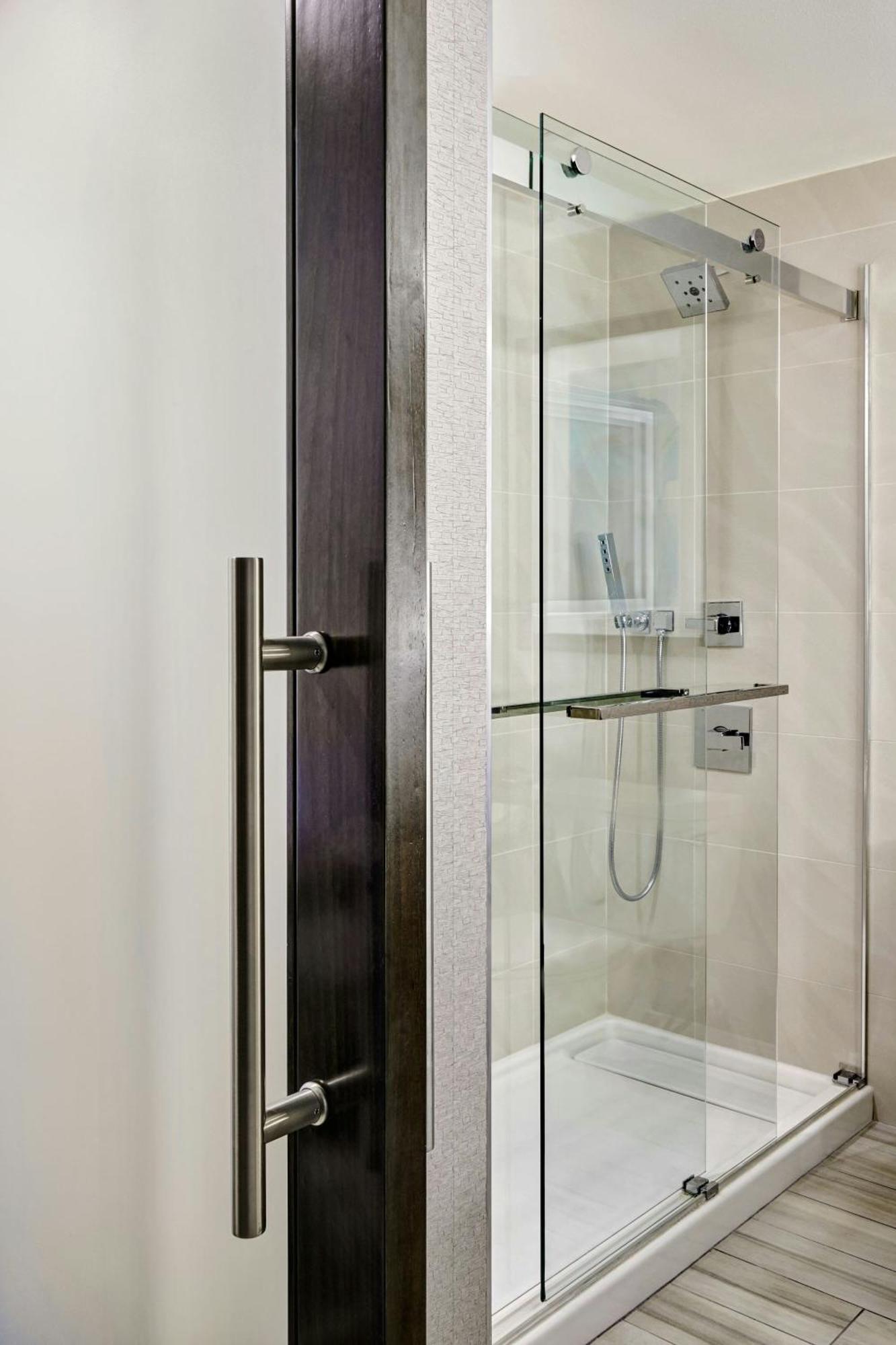Larger Guest room, 1 King