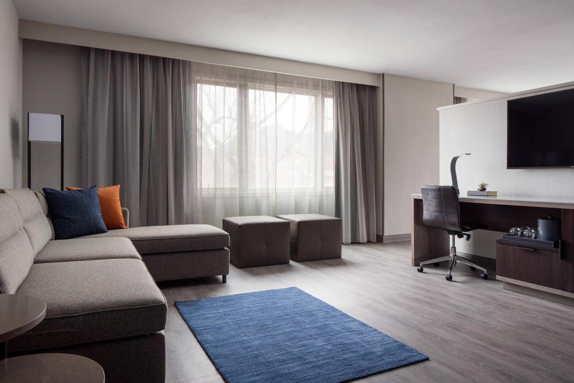 1 Bedroom Executive Suite 1 King Corner room