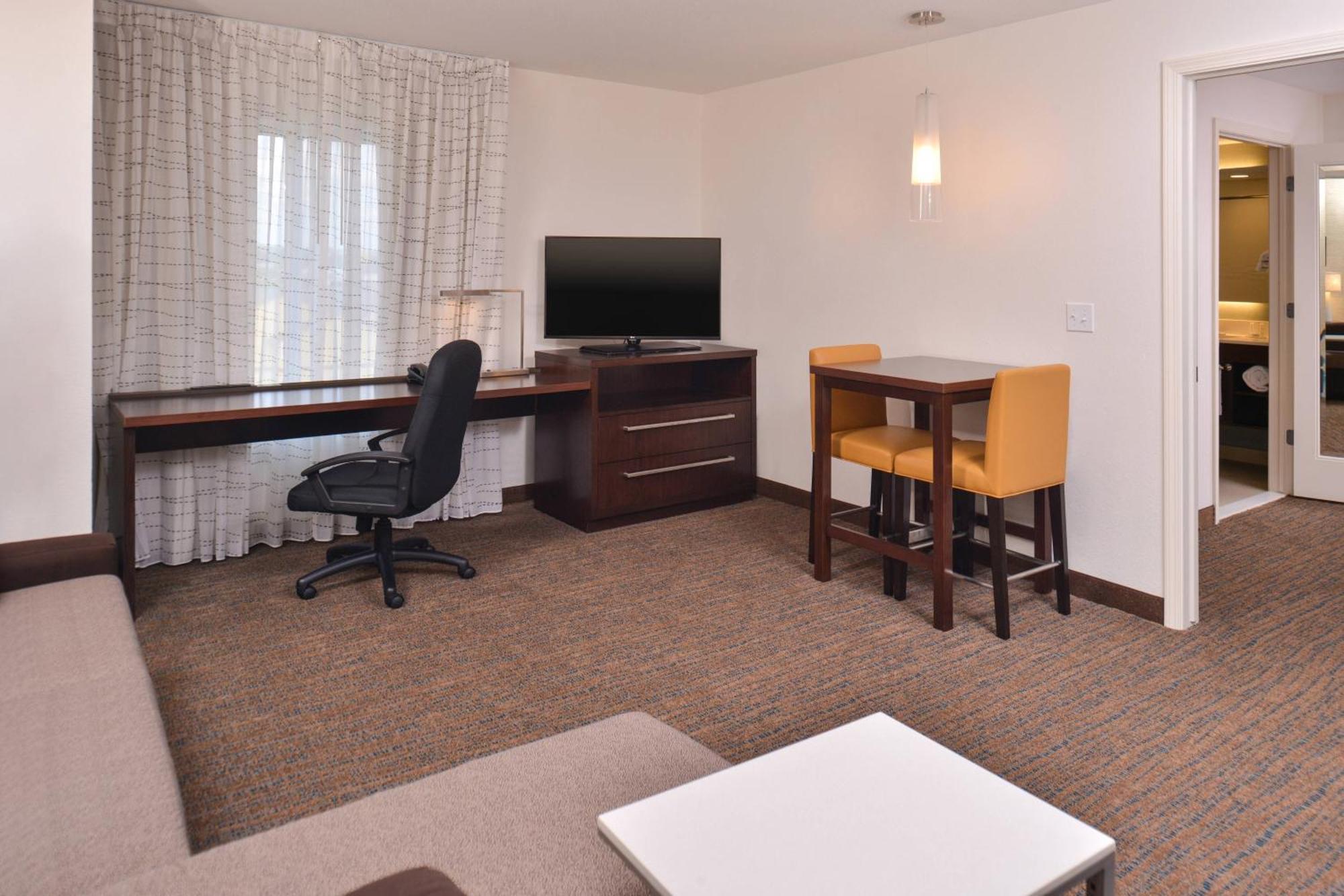 King Studio with Sofa Bed and Adapted Tub - Mobility Accessible