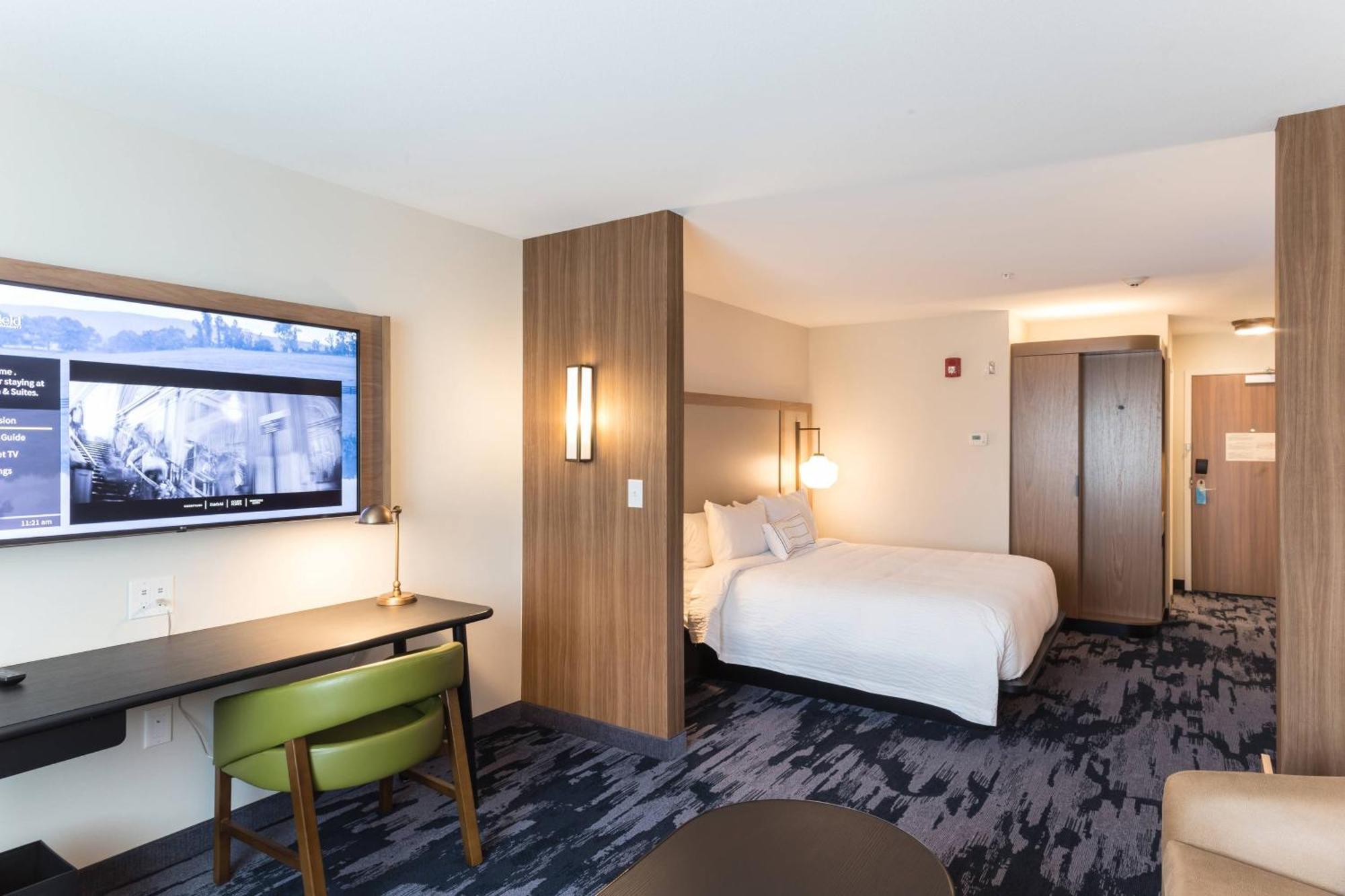 King Suite River View Bathtub Sofa Bed Mobility Access
