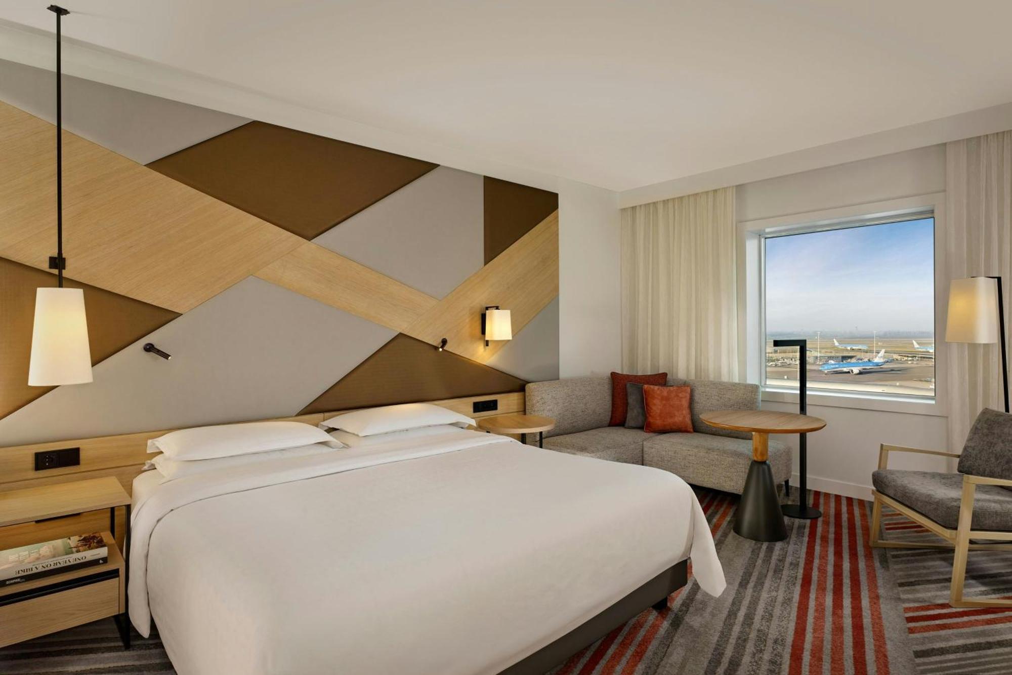 Deluxe Guest room King Airport view