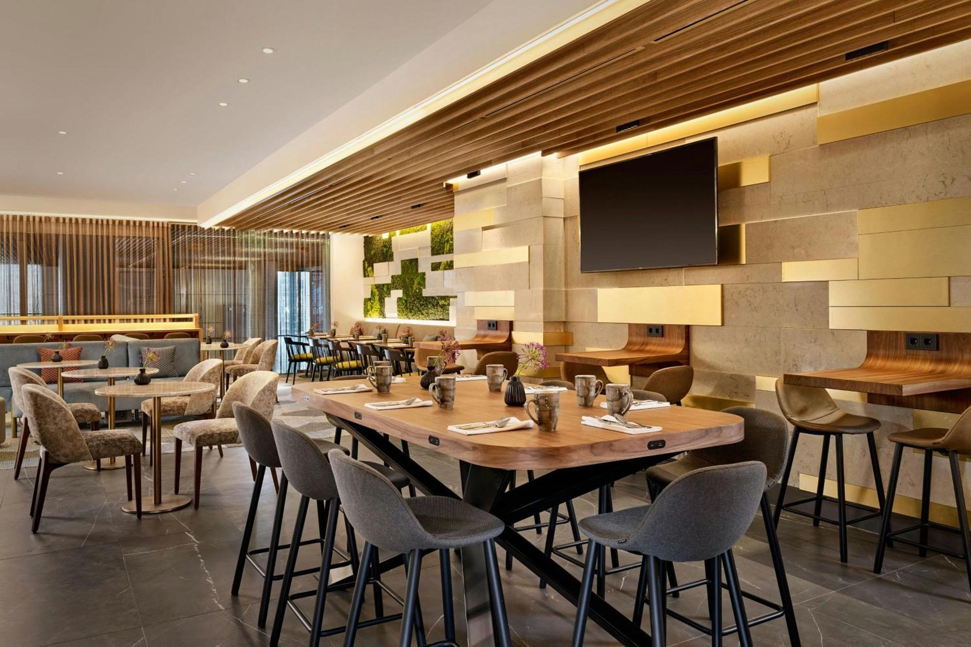 Twin Room Club Lounge Access