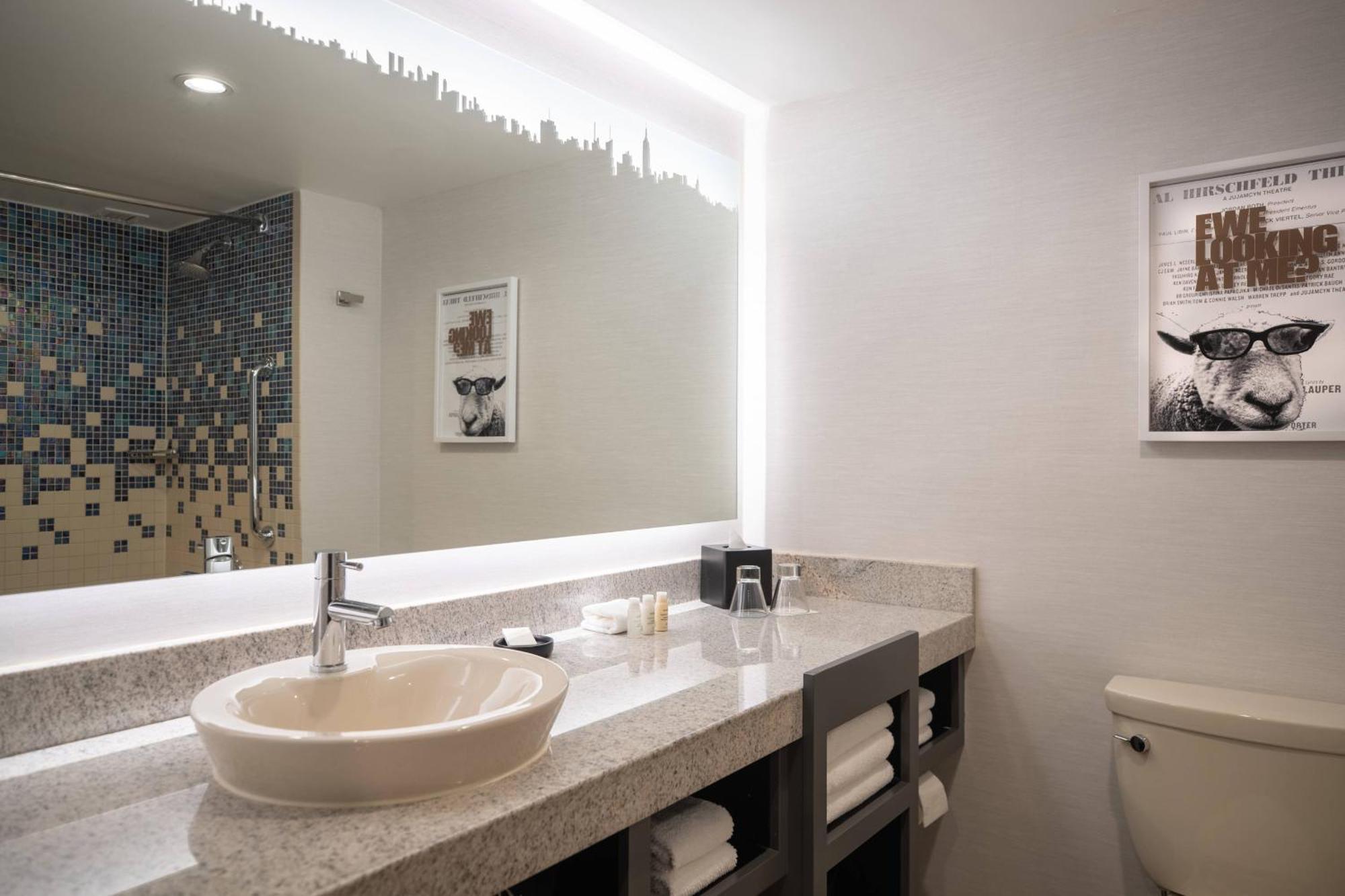 Quarto com 2 Camas de Casal e Vista Cidade
