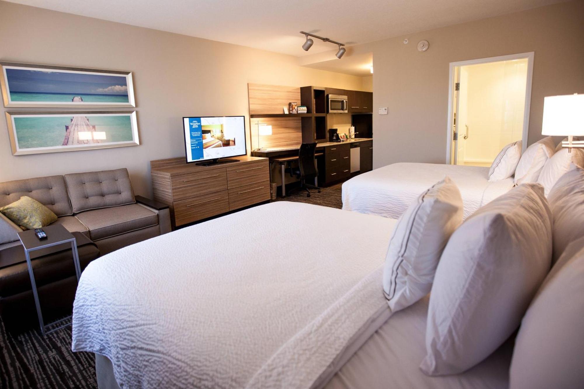 Queen Studio with Sofa Bed and Adapted Tub - Mobility Accessible