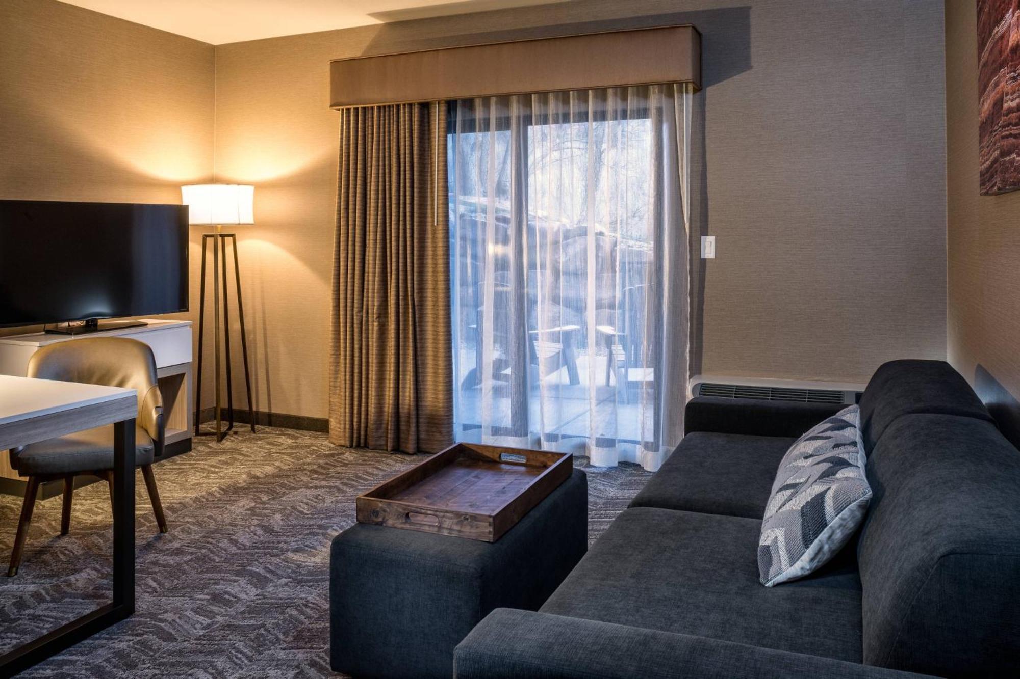 One-Bedroom Queen Suite with Two Queen Beds, Bathtub and Trundle Sofa - Mobility Access/Hearing Accessible