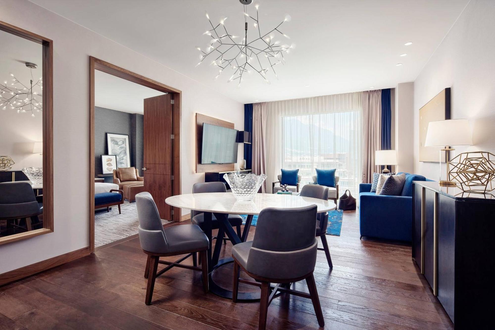 Junior suite Concierge lounge access 1 King