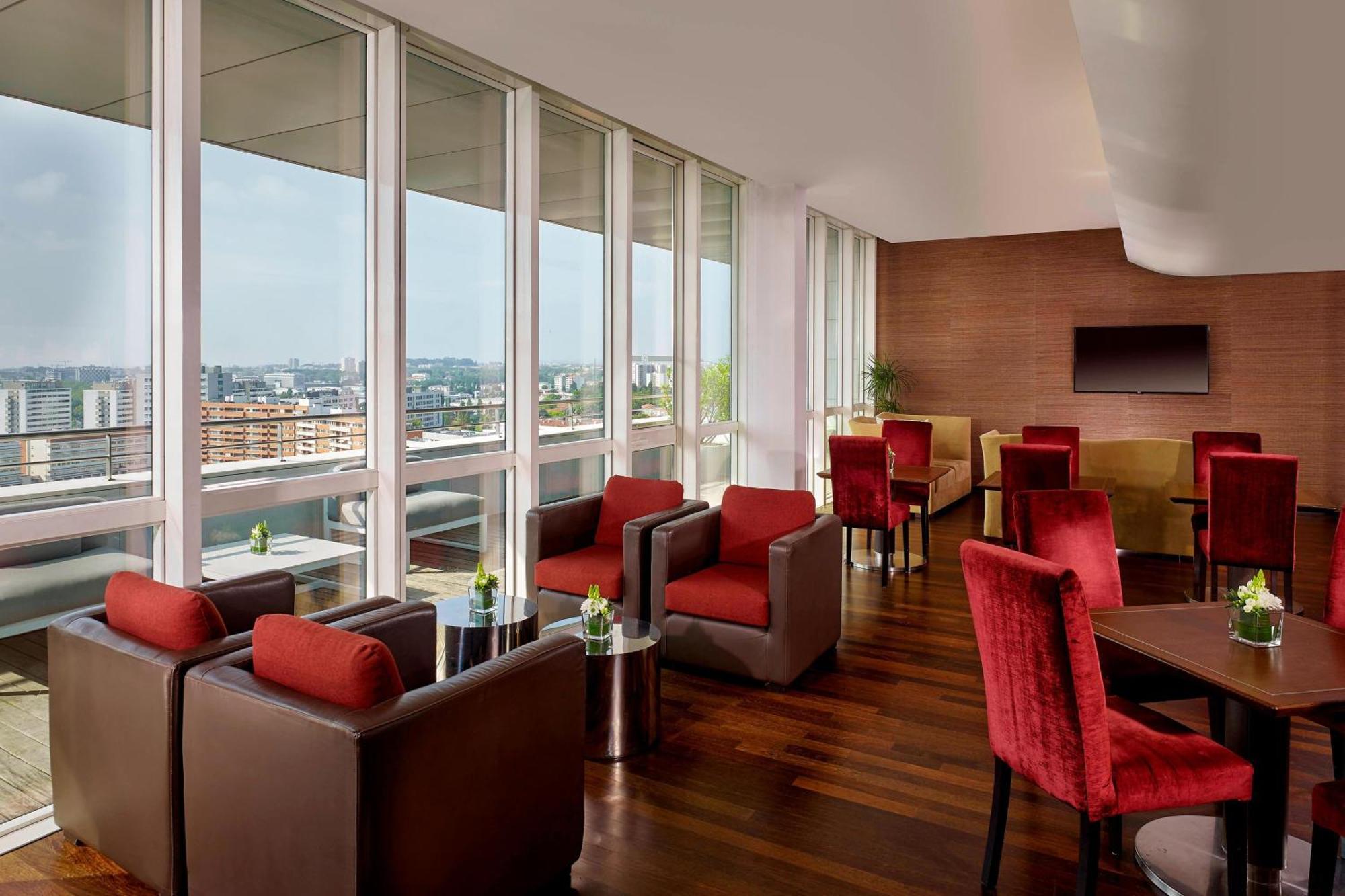 Club Club Lounge Spa access level Guest room 1 Queen