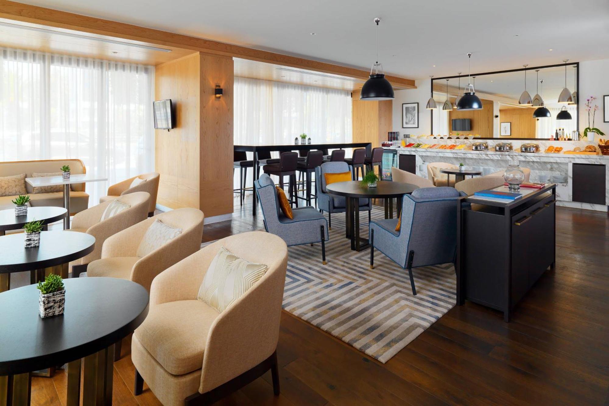 Corner Suite with King Bed and City or Park View