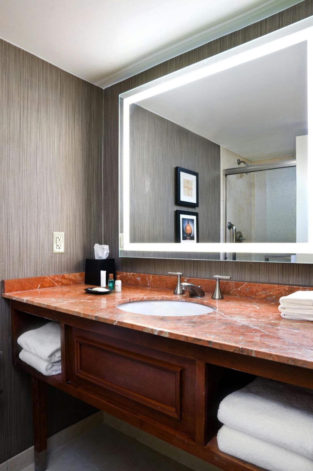 Concierge level Guest room 1 King,1634405298:JPEG