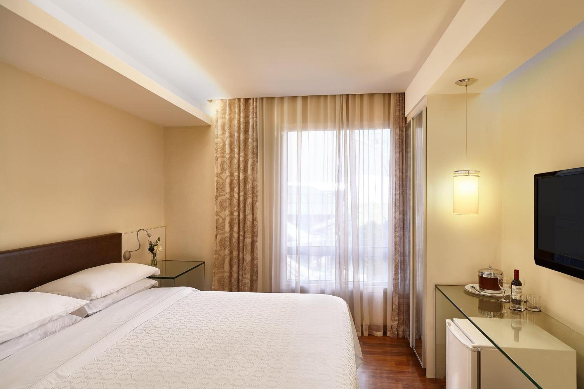 Comfort Queen Room
