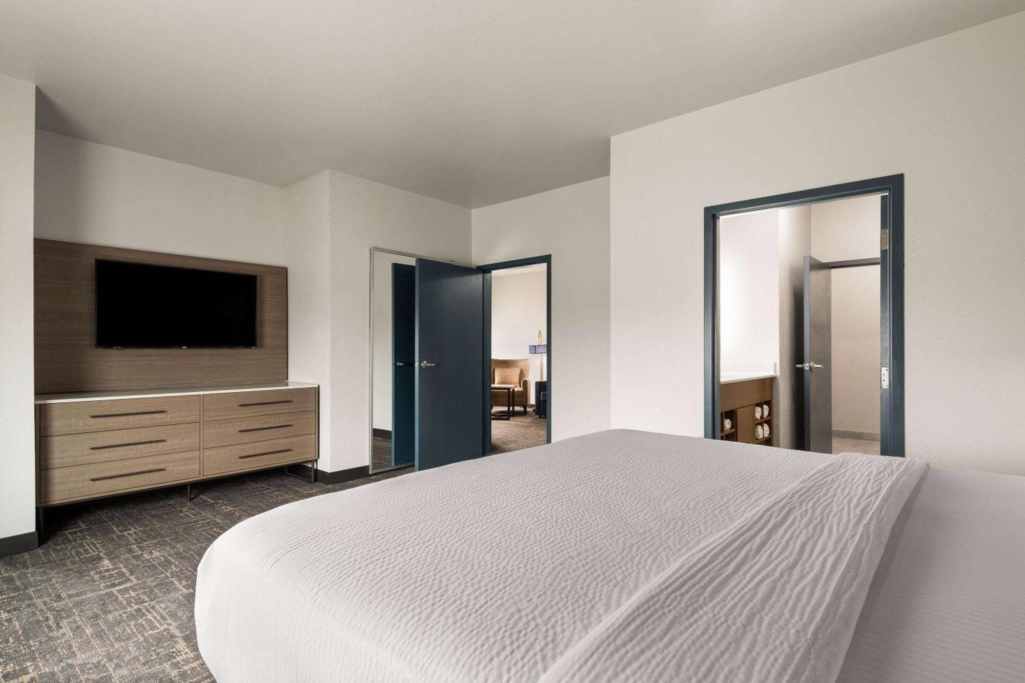 One-Bedroom King Suite Non-Smoking