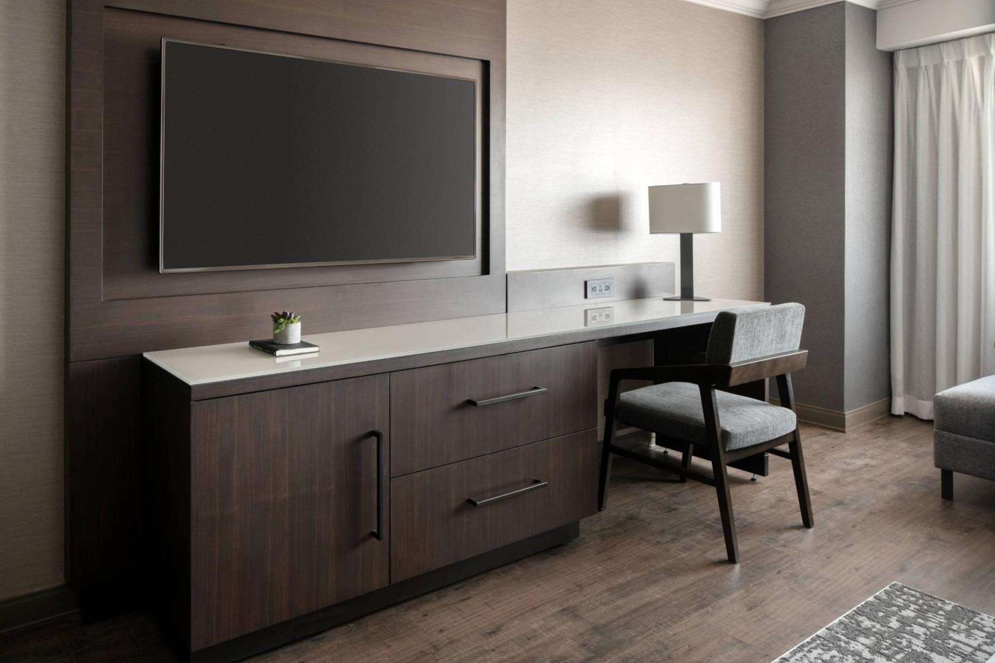 Habitación con cama extragrande y vistas a la ciudad