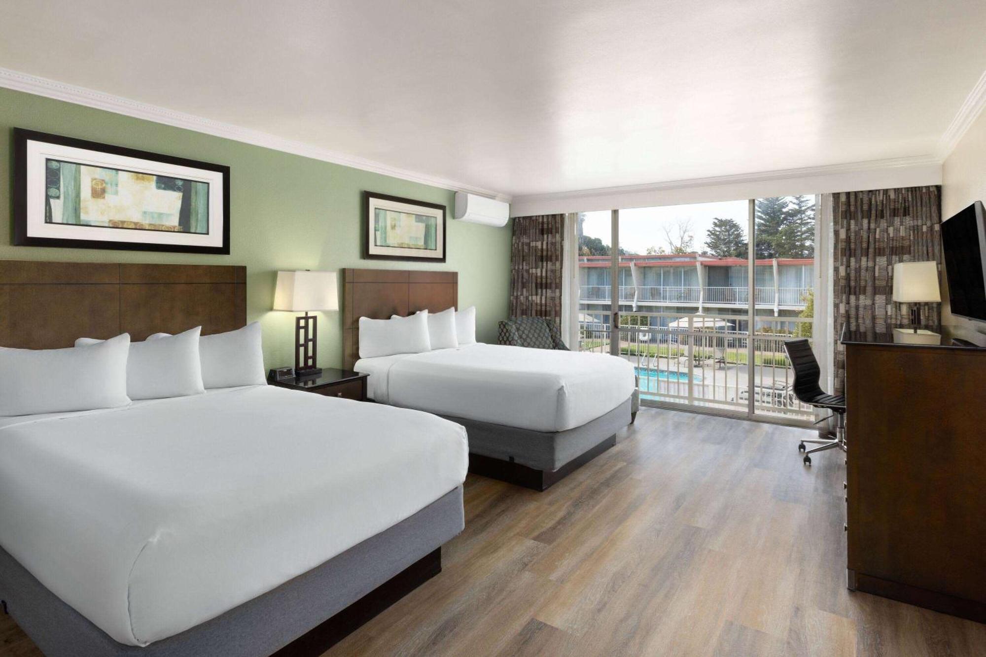 One-Bedroom Suite Three Queen Beds Non-Smoking
