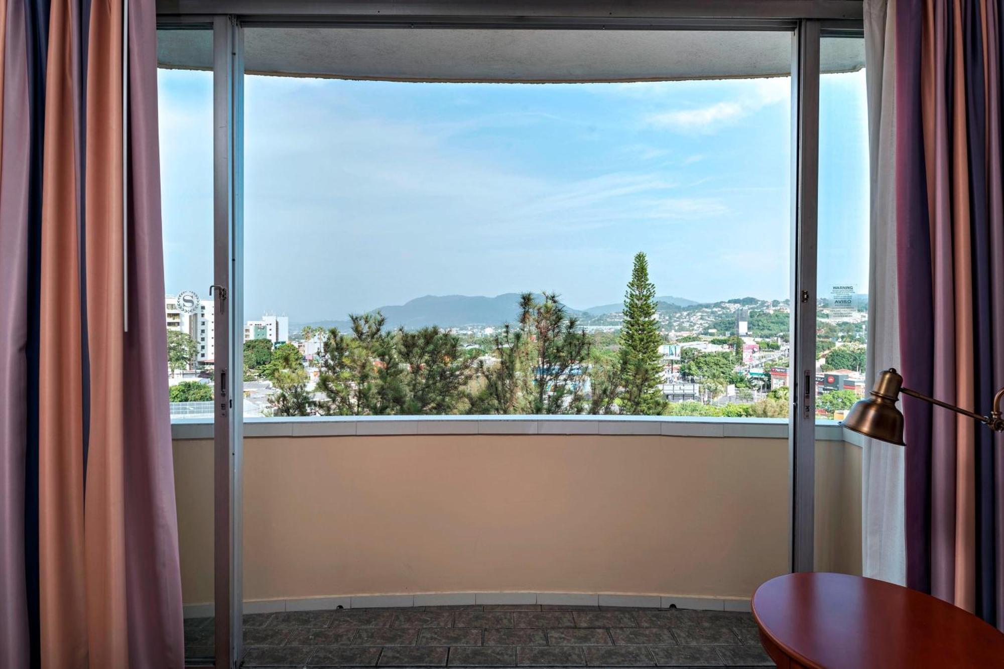Deluxe Room Double Larger Guest room 2 Queen Balcony