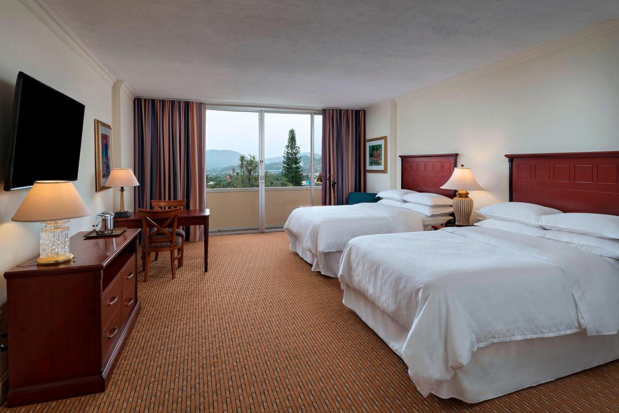 Deluxe Room Double Larger Guest room 2 Queen Balcony