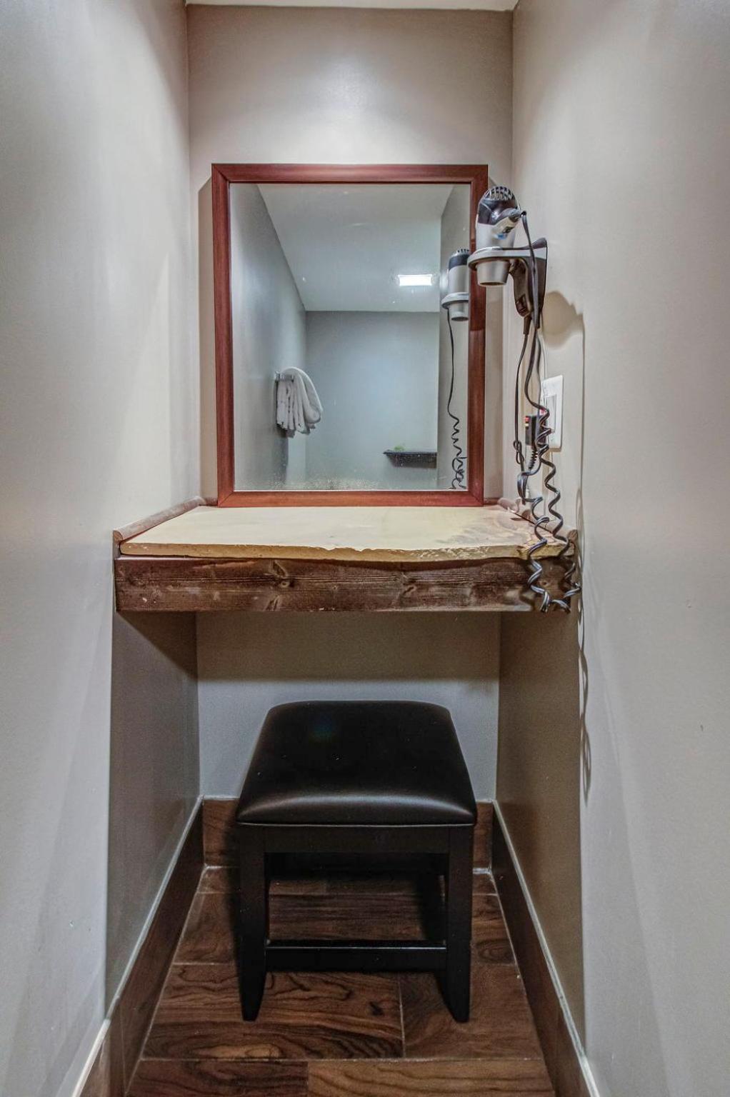 Honeymoon Suite