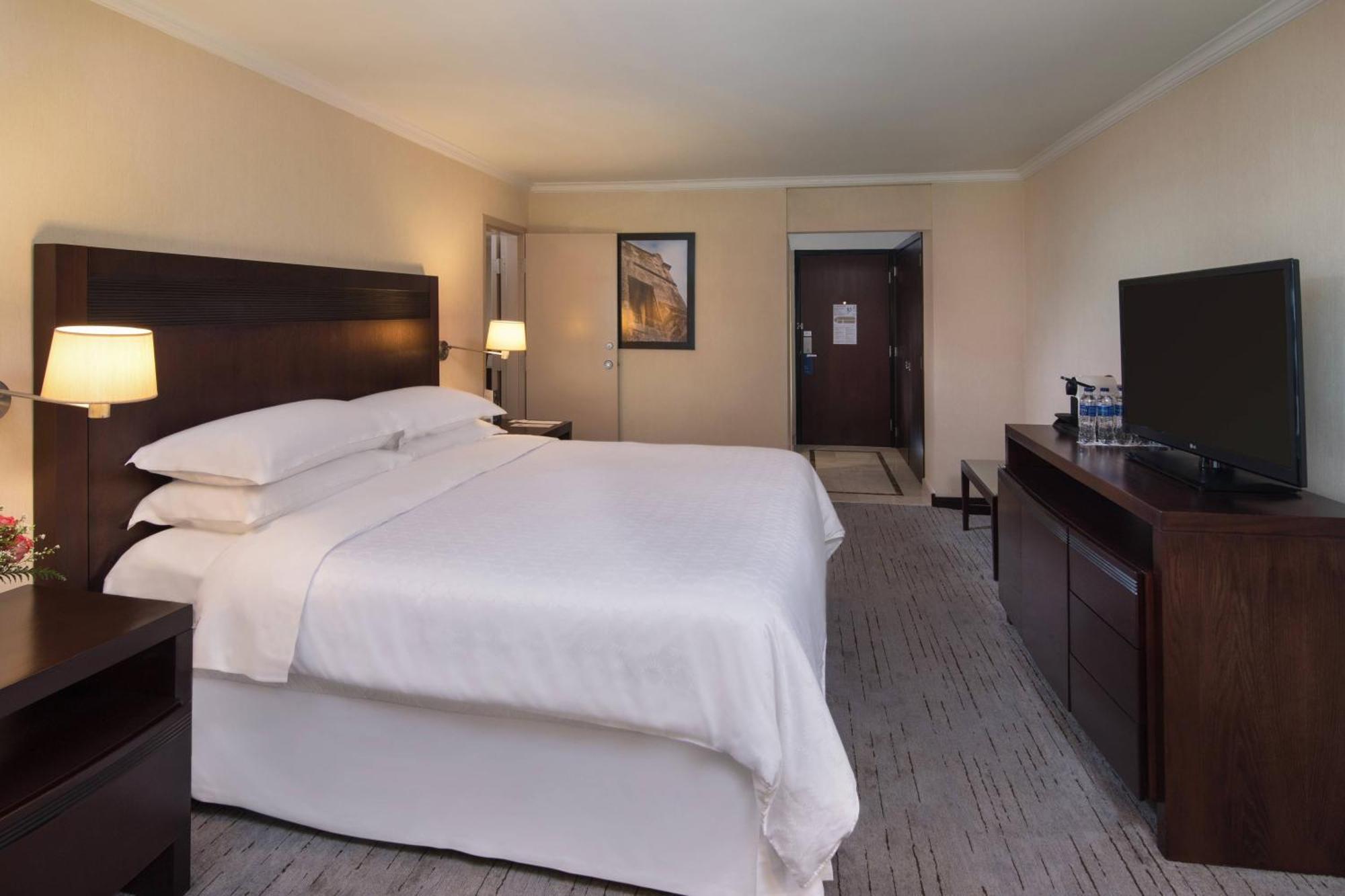 Größeres Zimmer mit 1 Kingsize-Bett und seitlichem Meerblick