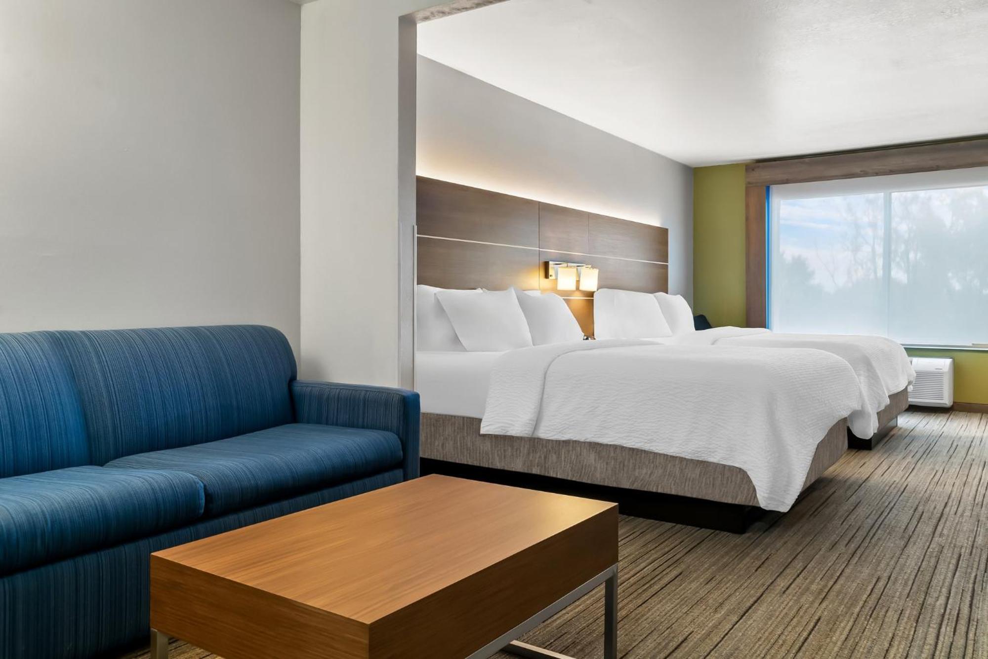 Queen Suite Two Queen Beds