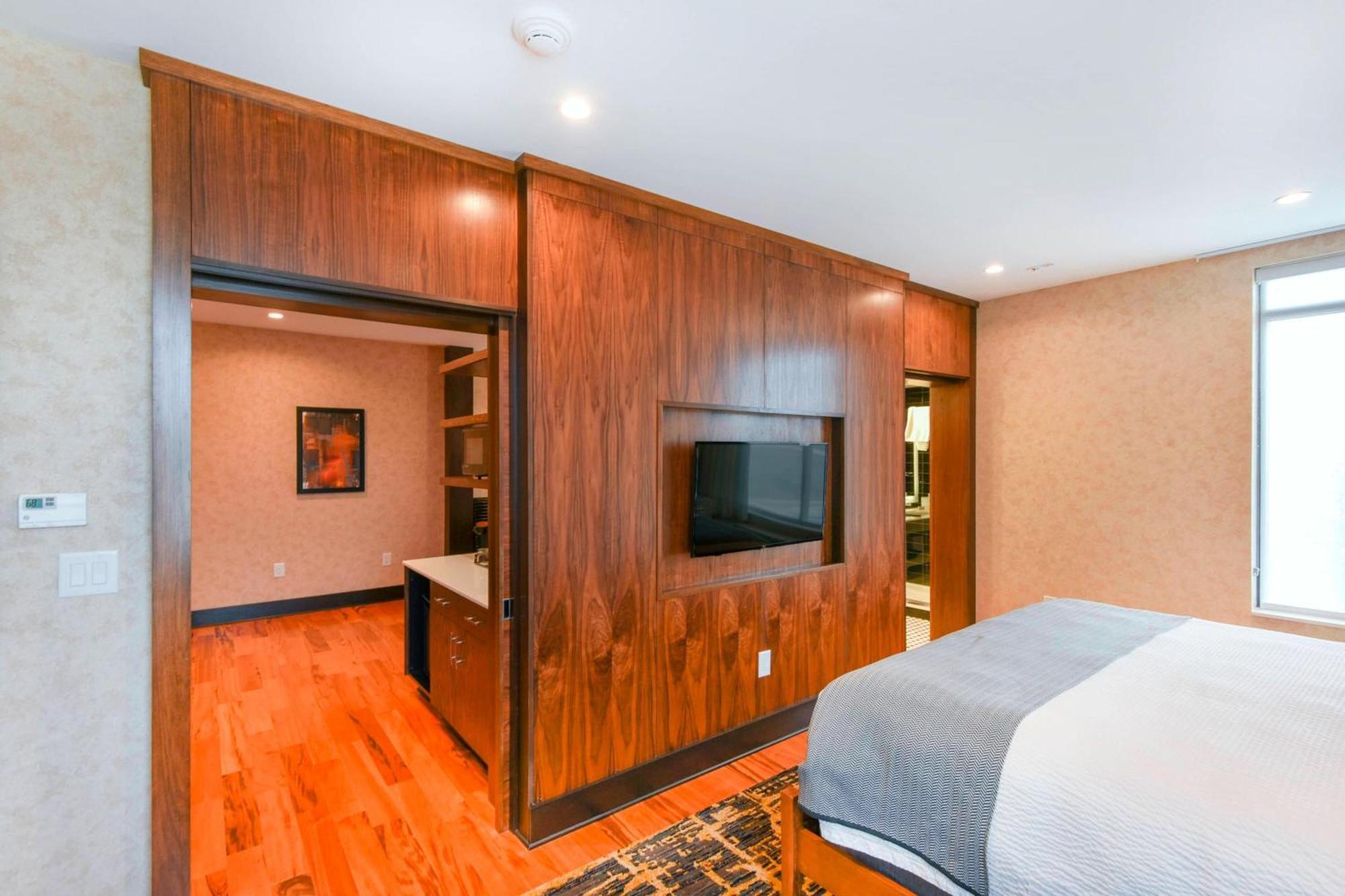 One-Bedroom King Suite with Dining Area