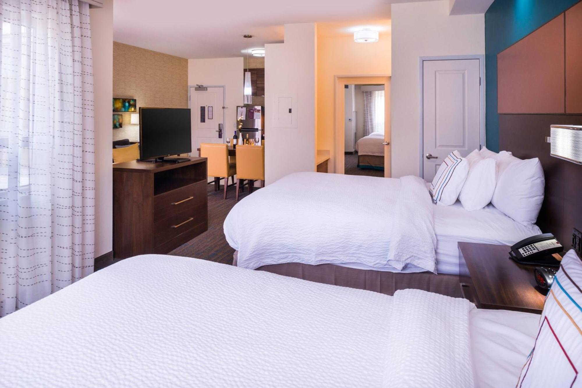 Studio Two Queen Beds Hearing Accessible
