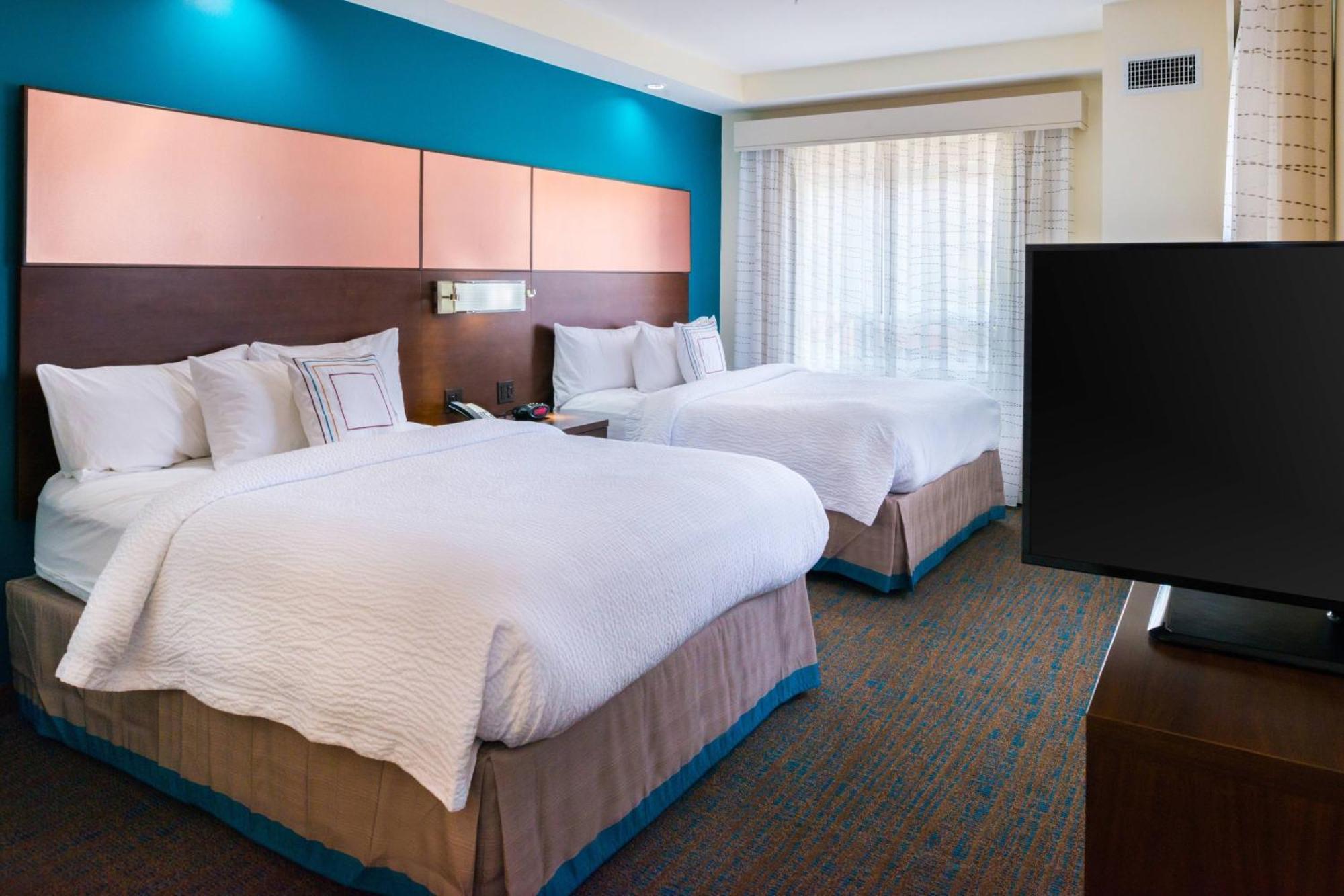 Studio Two Queen Beds Hearing Accessible