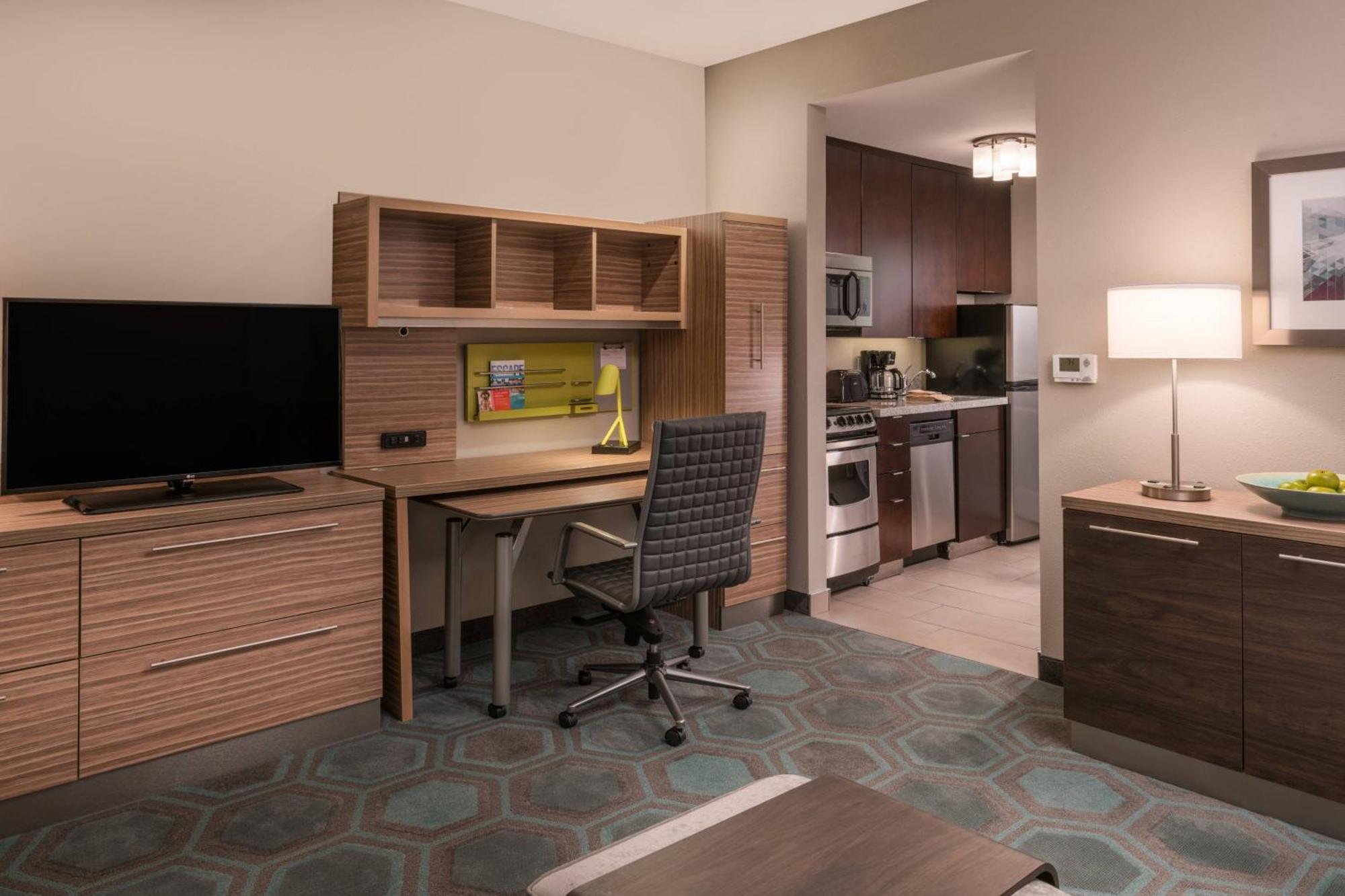 One-Bedroom Queen Suite