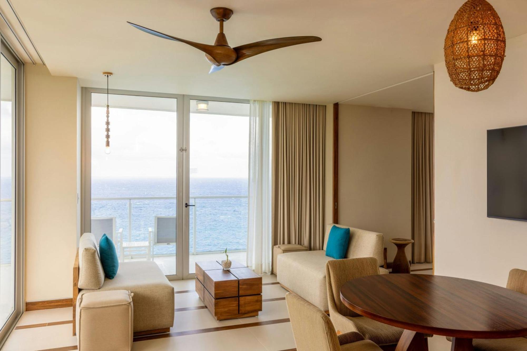 1 Bedroom Junior Suite 1 King Ocean view