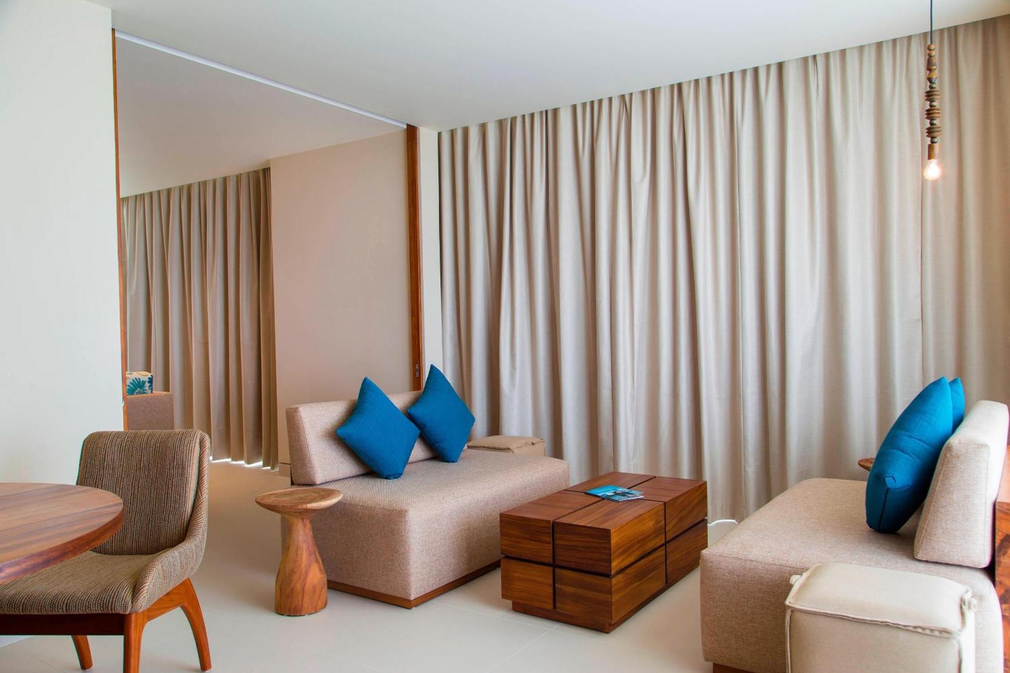 1 Bedroom Junior Suite 1 King Ocean view
