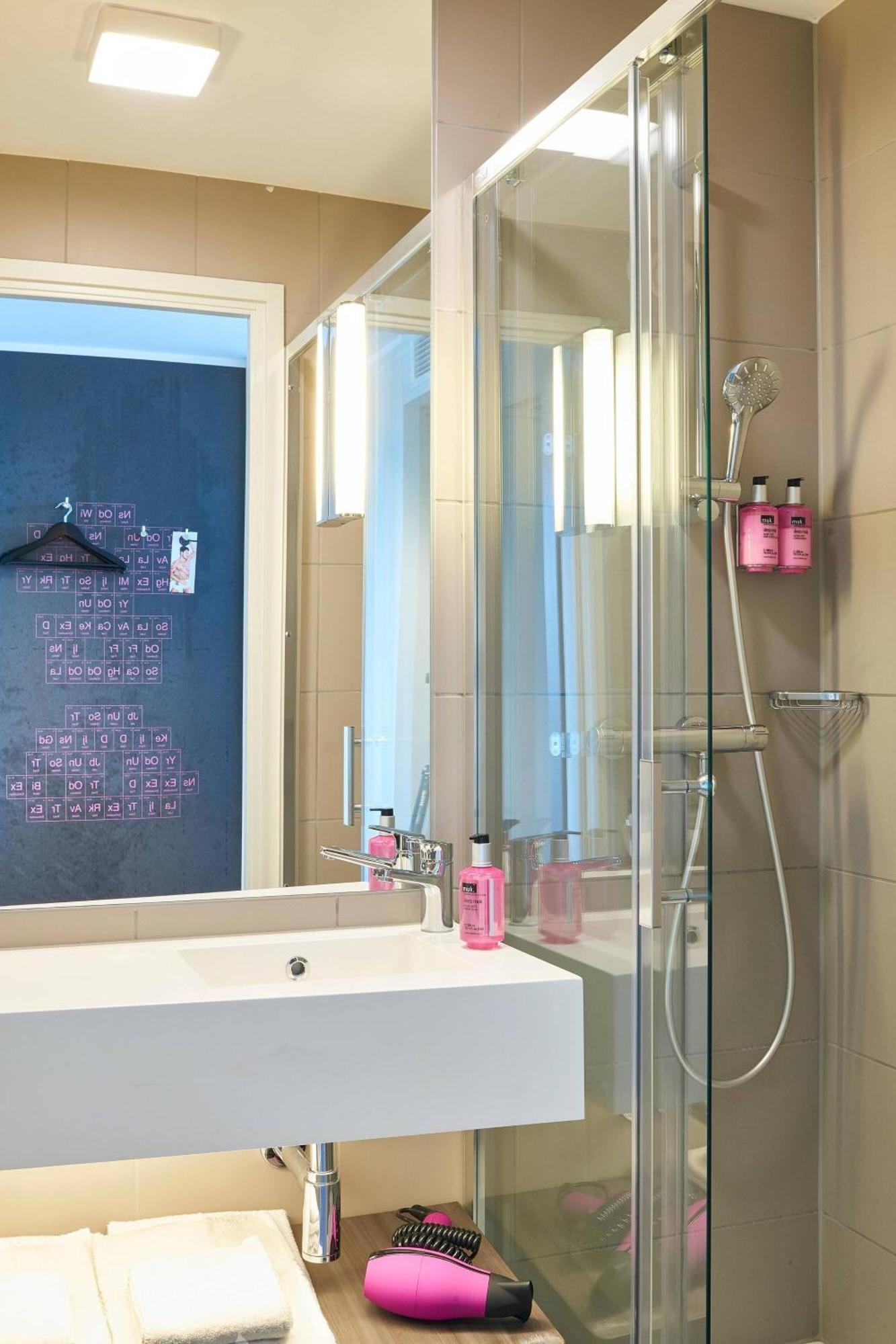 Moxy Queen Room