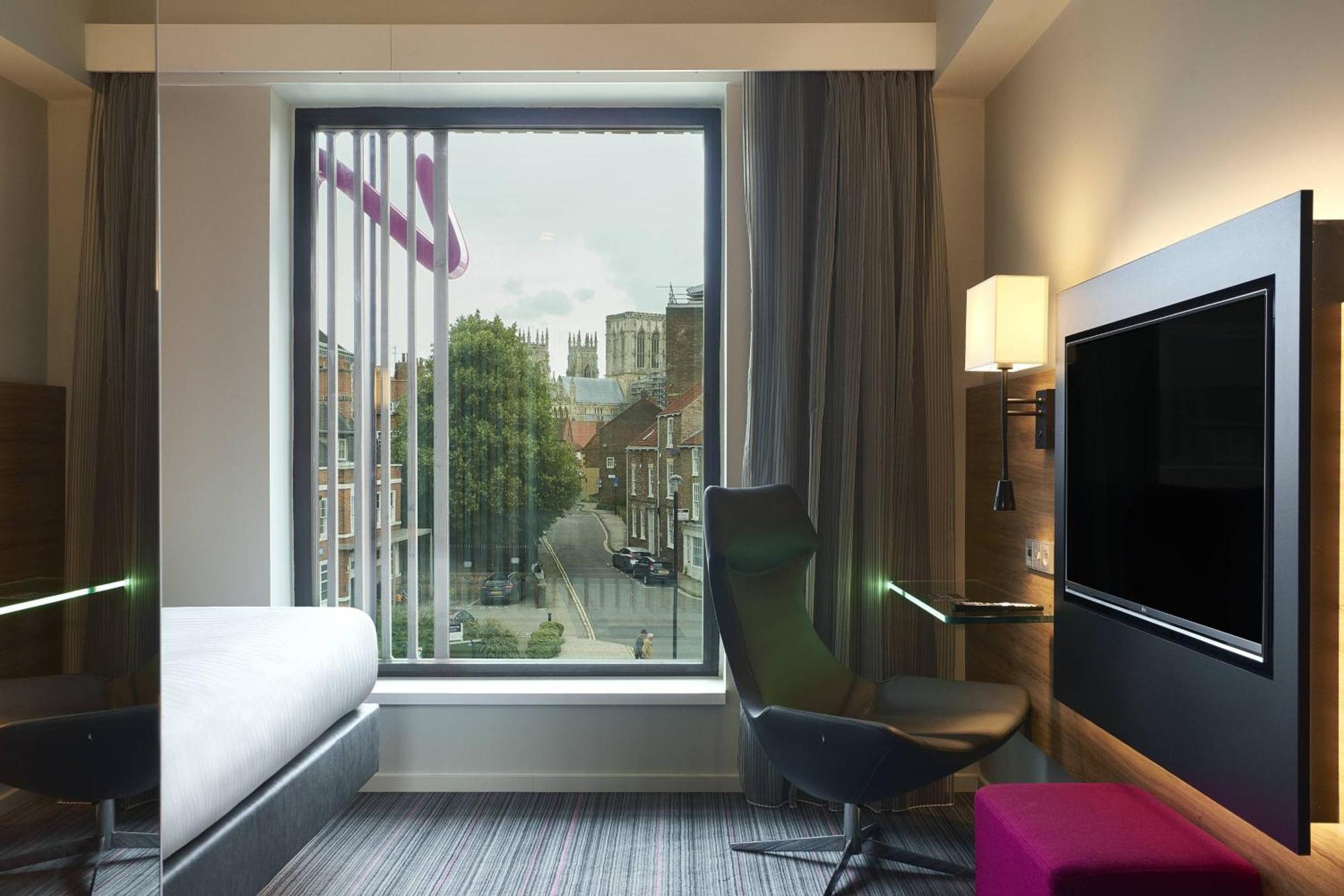 Moxy Queen Room