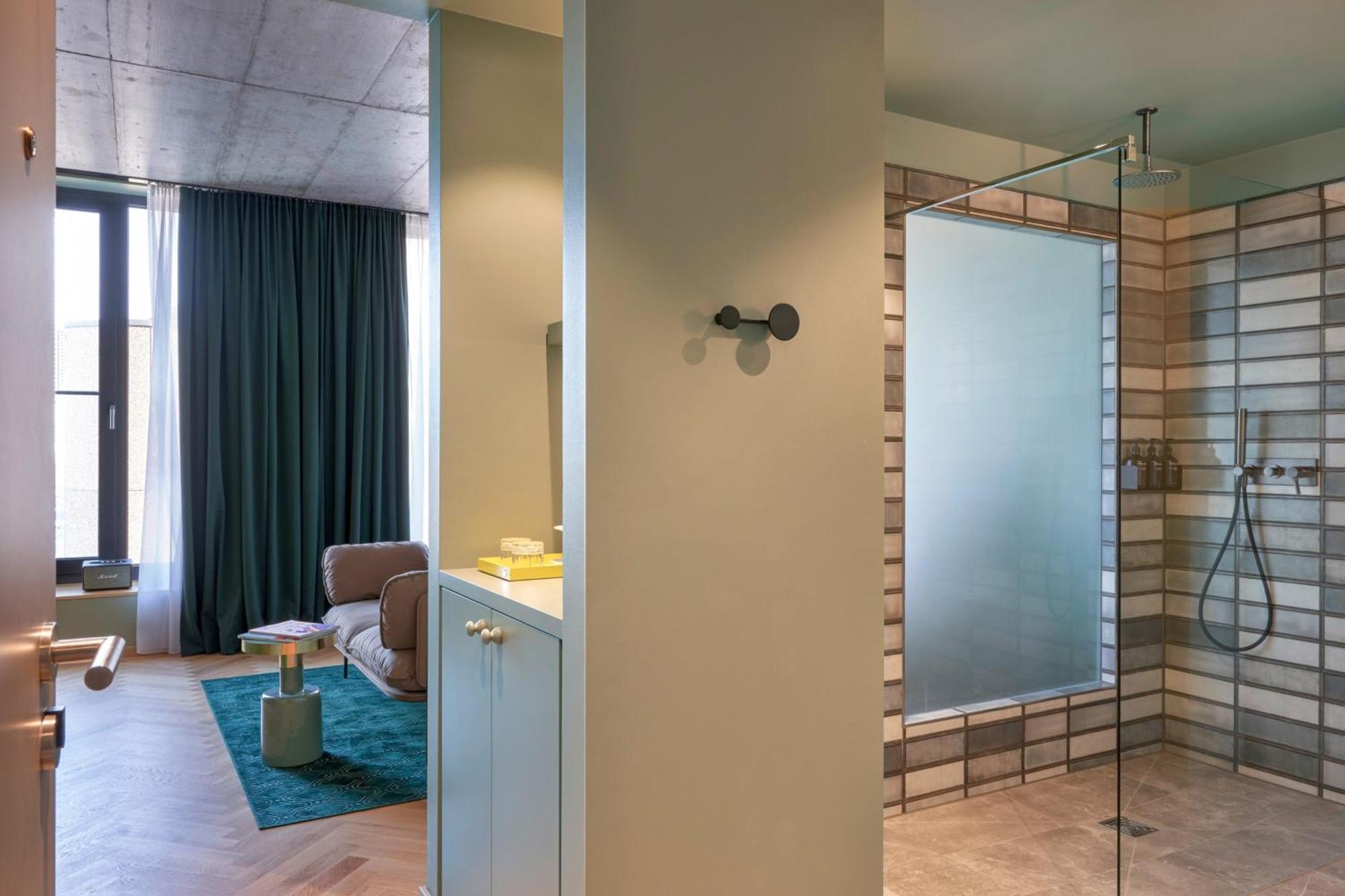 Junior Suite 1 King City view