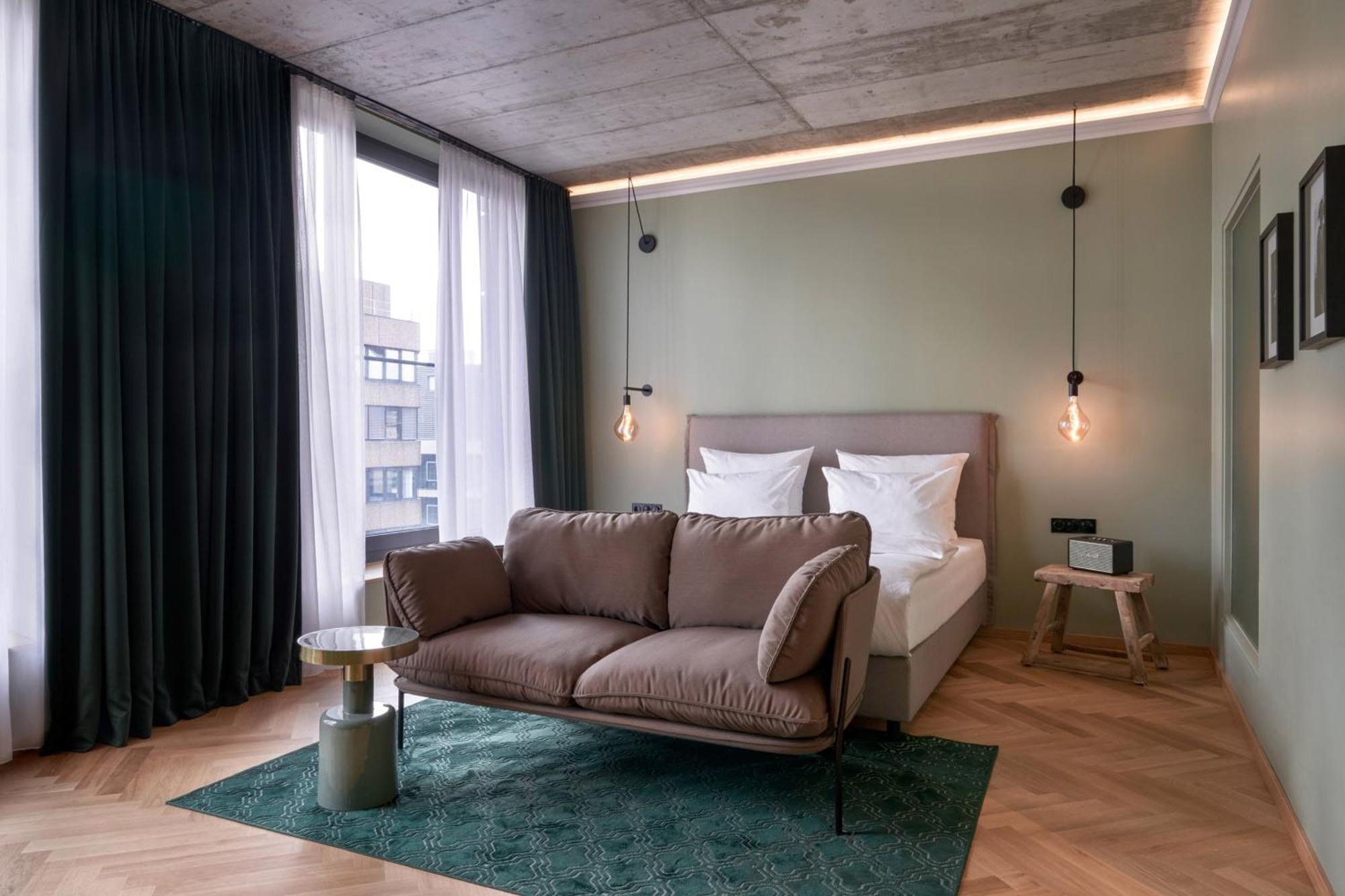 Junior Suite 1 King City view