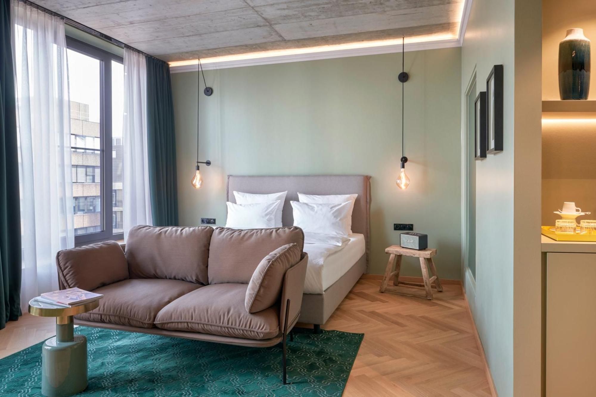 Junior Suite 1 King City view