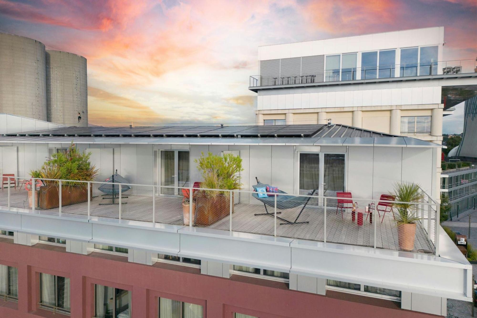 Moxy Harbor Sleeper Rooftoop Terrace Room Harbor View