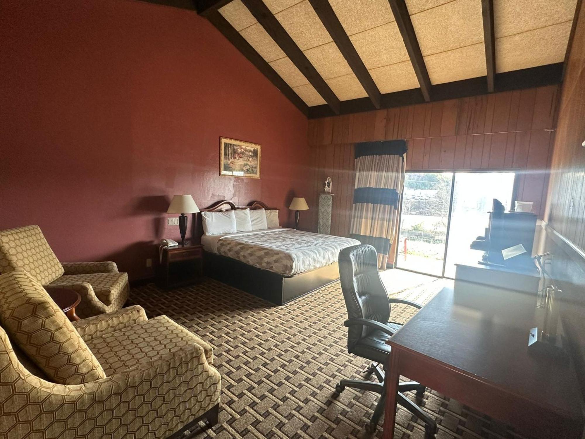 King Room Accessible or Non-Smoking