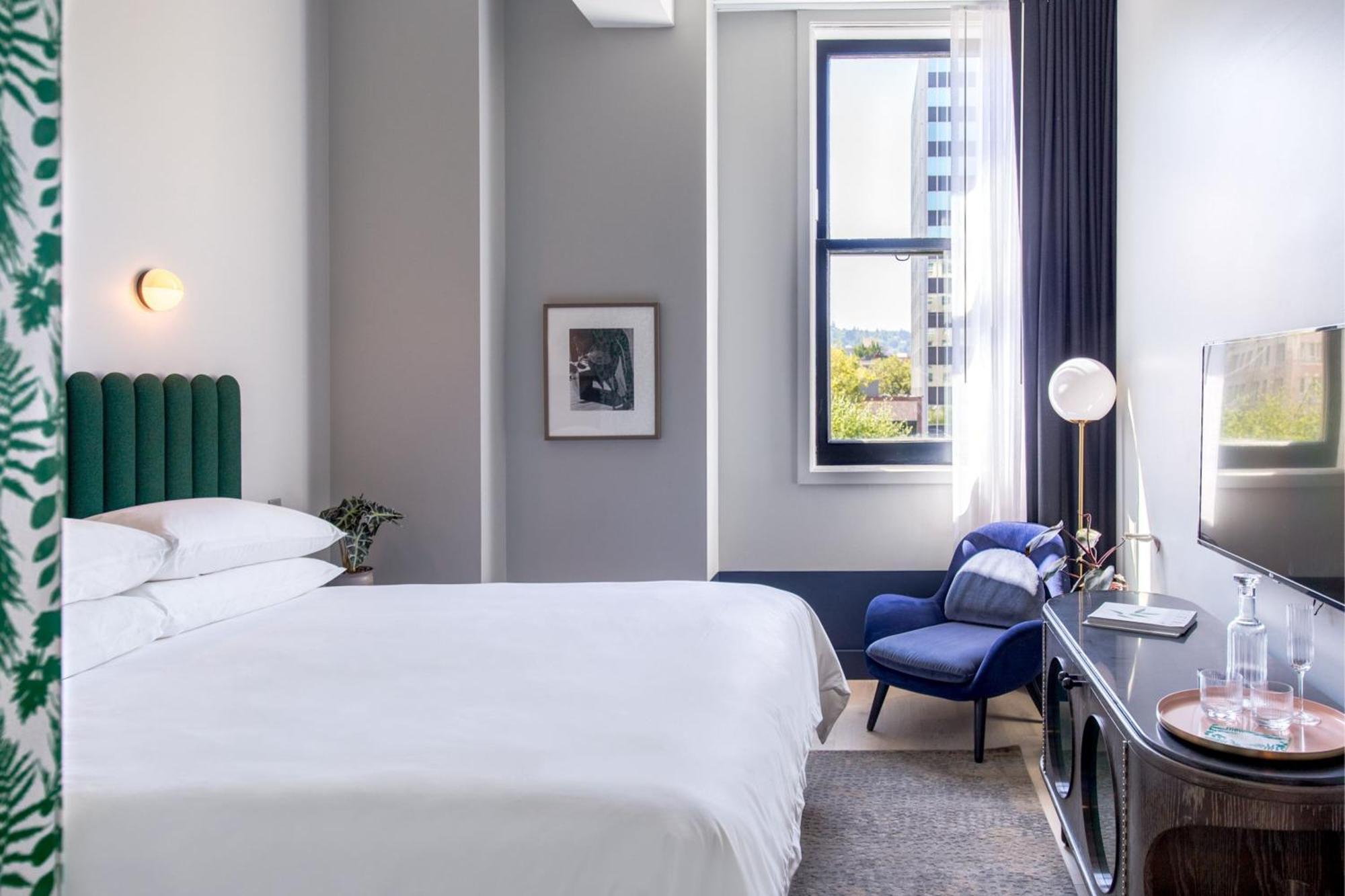 Superior King Room City View