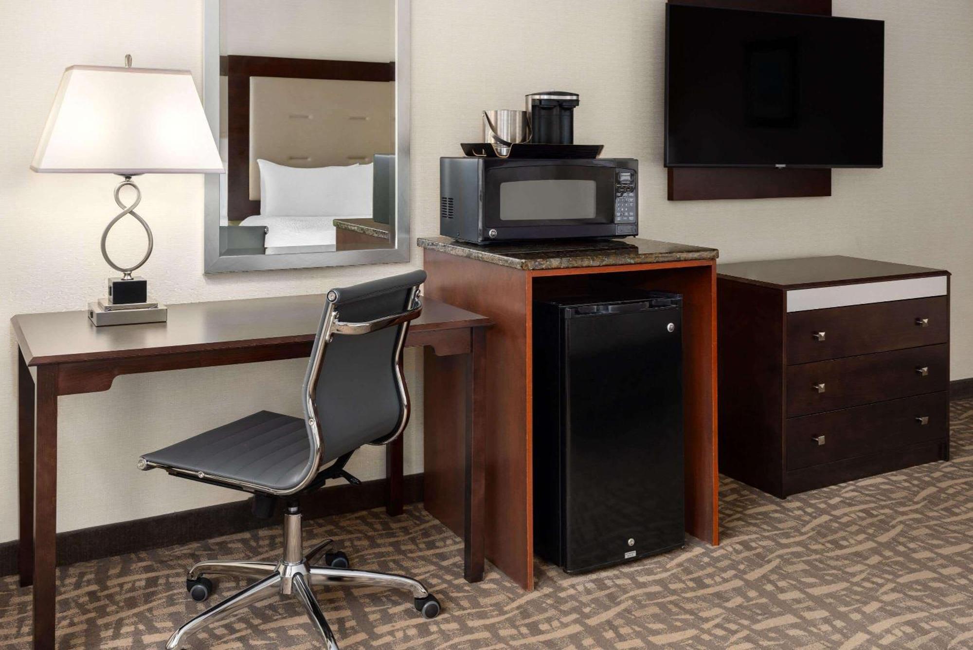 King Room Bath Tub Mobility or Hearing Accessible Non-Smoking