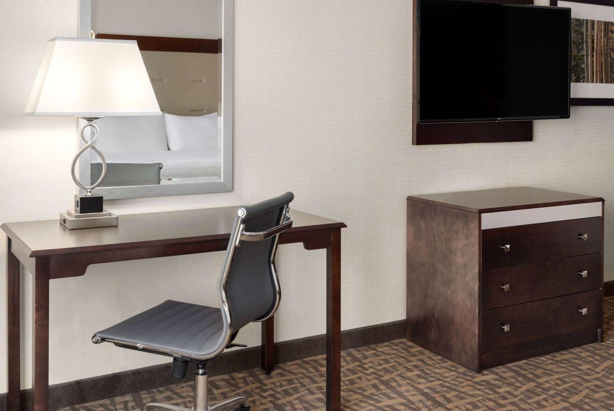 King Room Bath Tub Mobility or Hearing Accessible Non-Smoking
