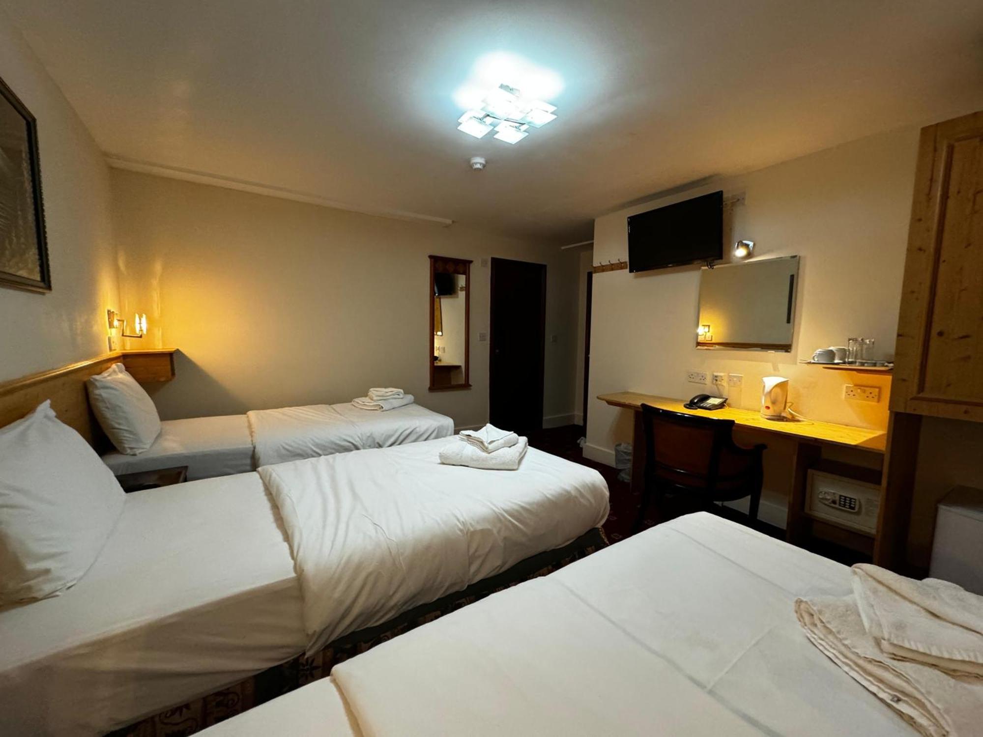 Triple Room Private Bathroom 3 Single Beds