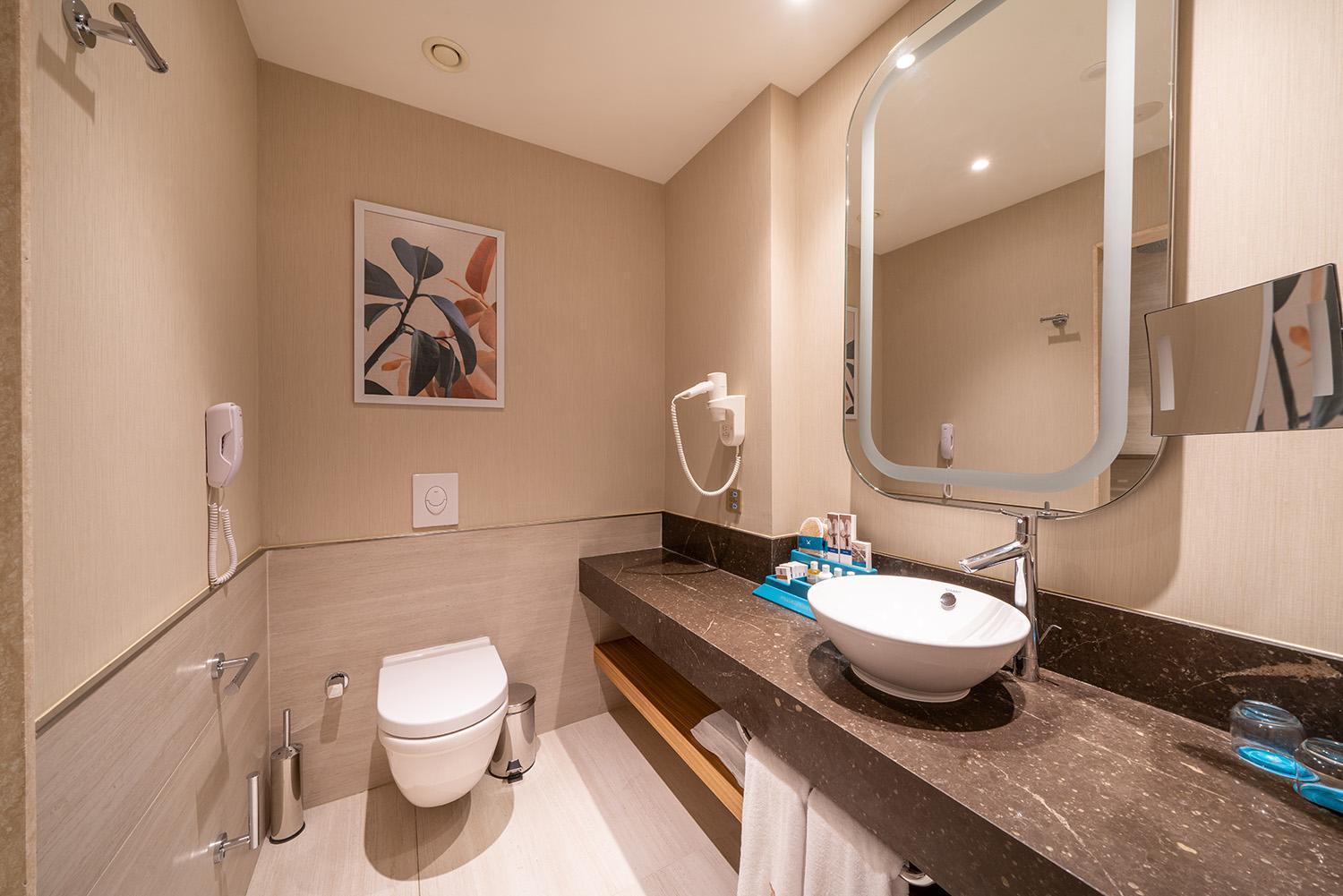 Large Room Pool Access via Stairs