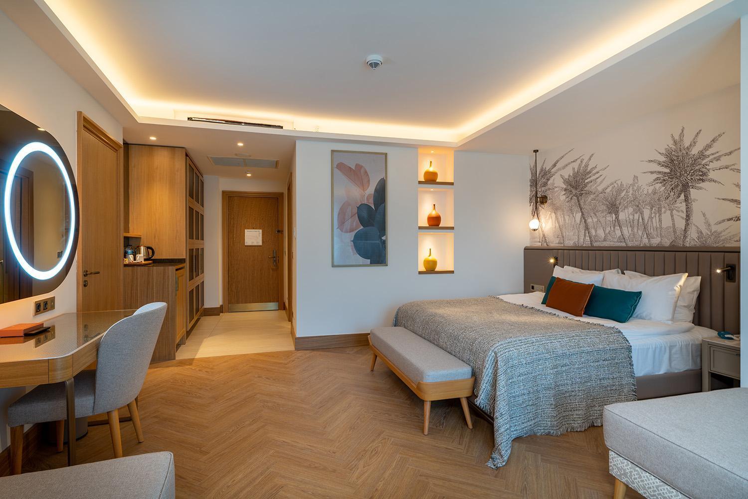 Large Room Pool Access via Stairs