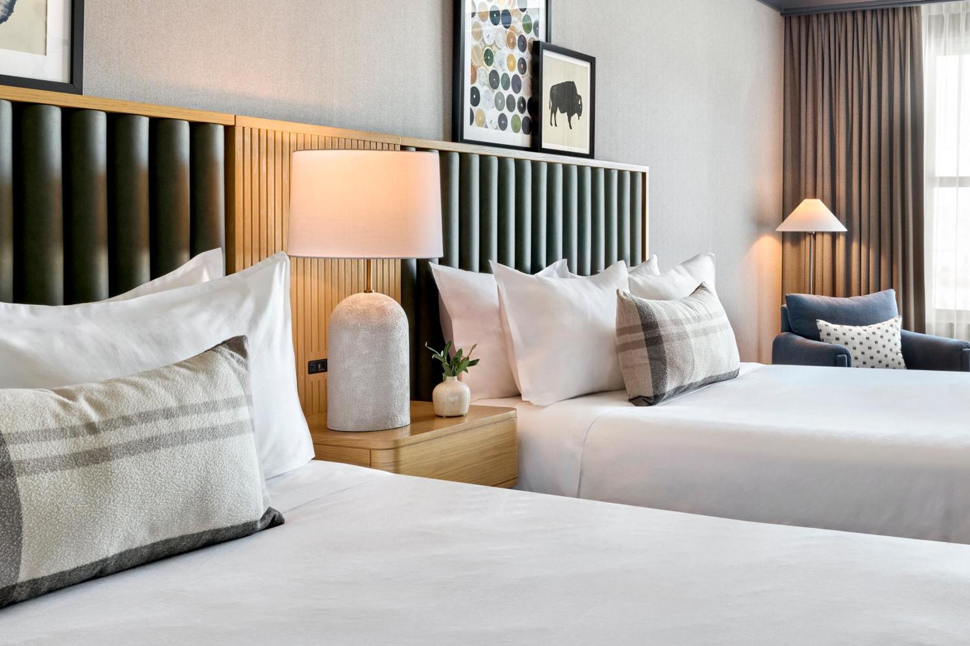 Spacious Mountain View Room 2 Queen Beds