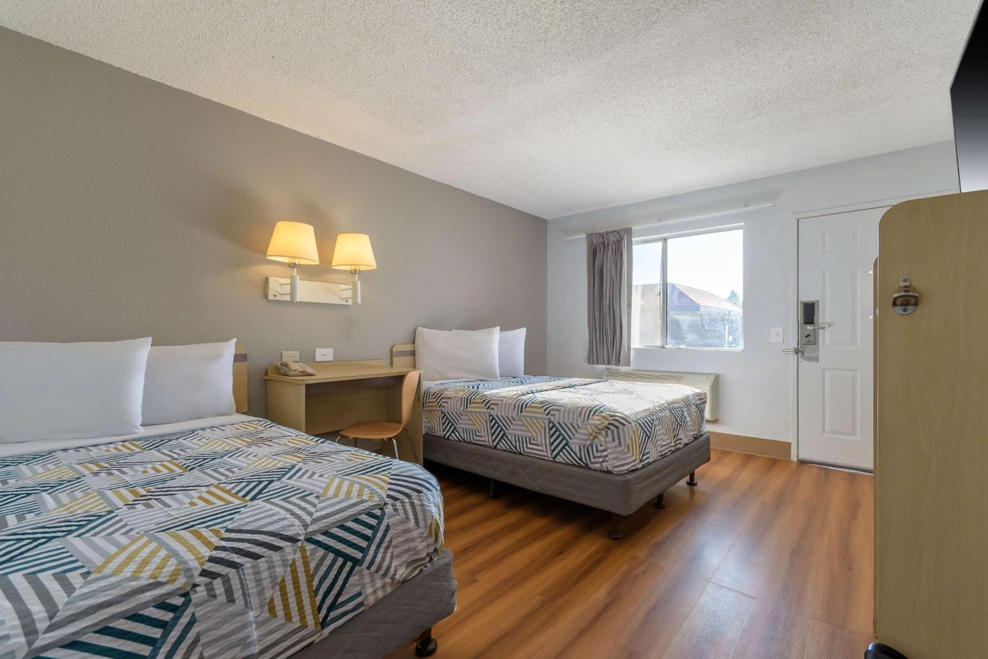 1 Queen Bed | ADA or Tub