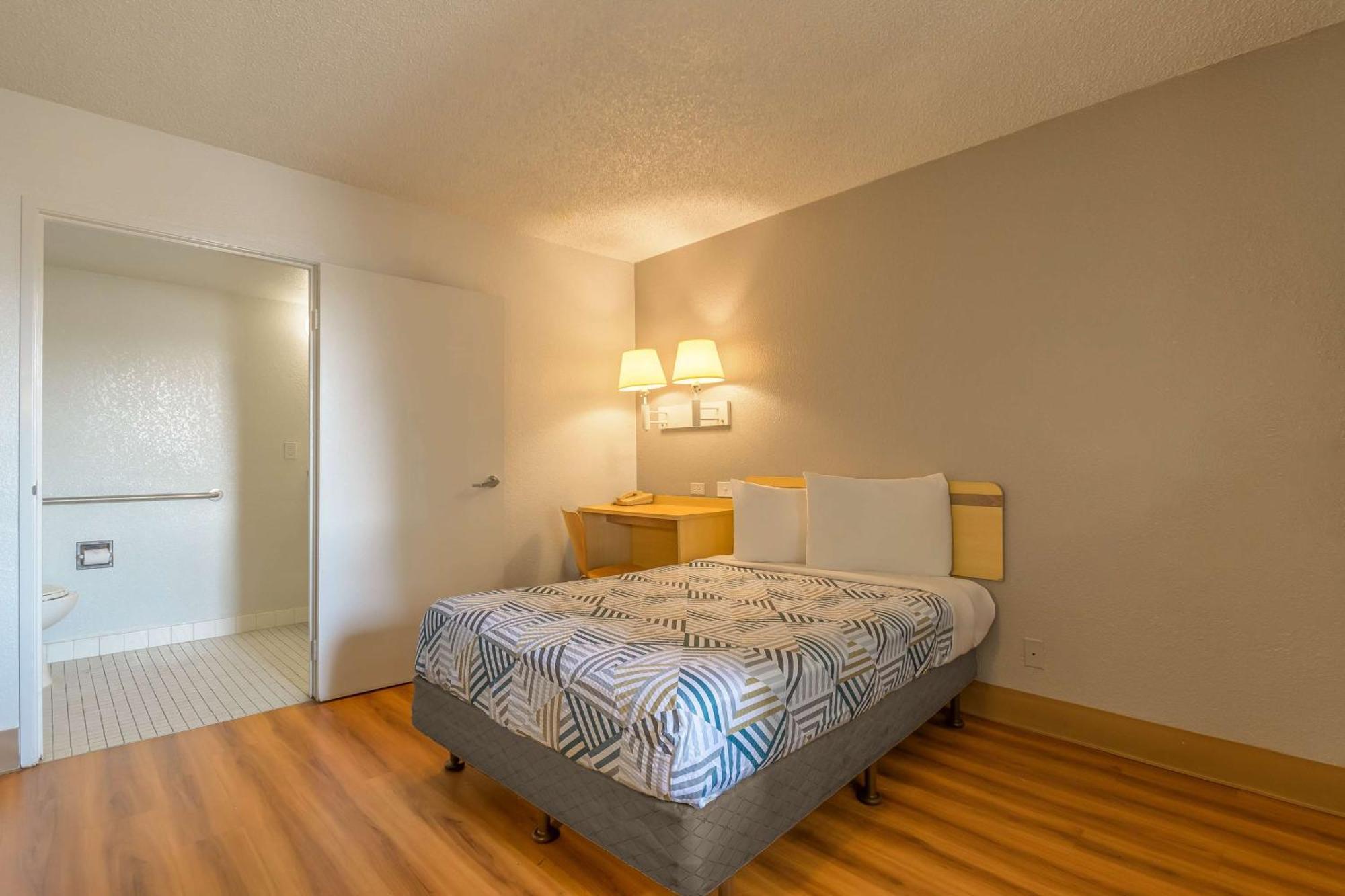 1 Queen Bed | ADA or RI Shower