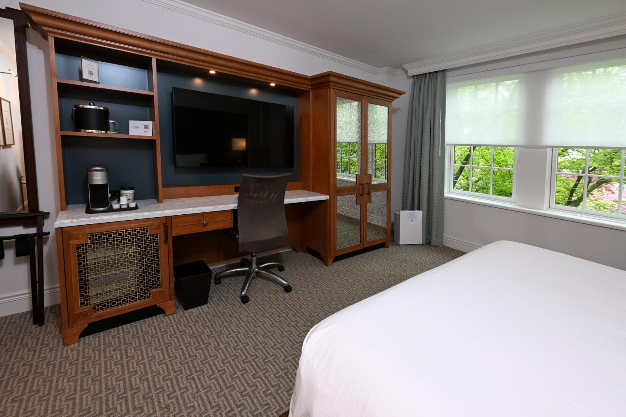 Junior King Suite with Seating Area