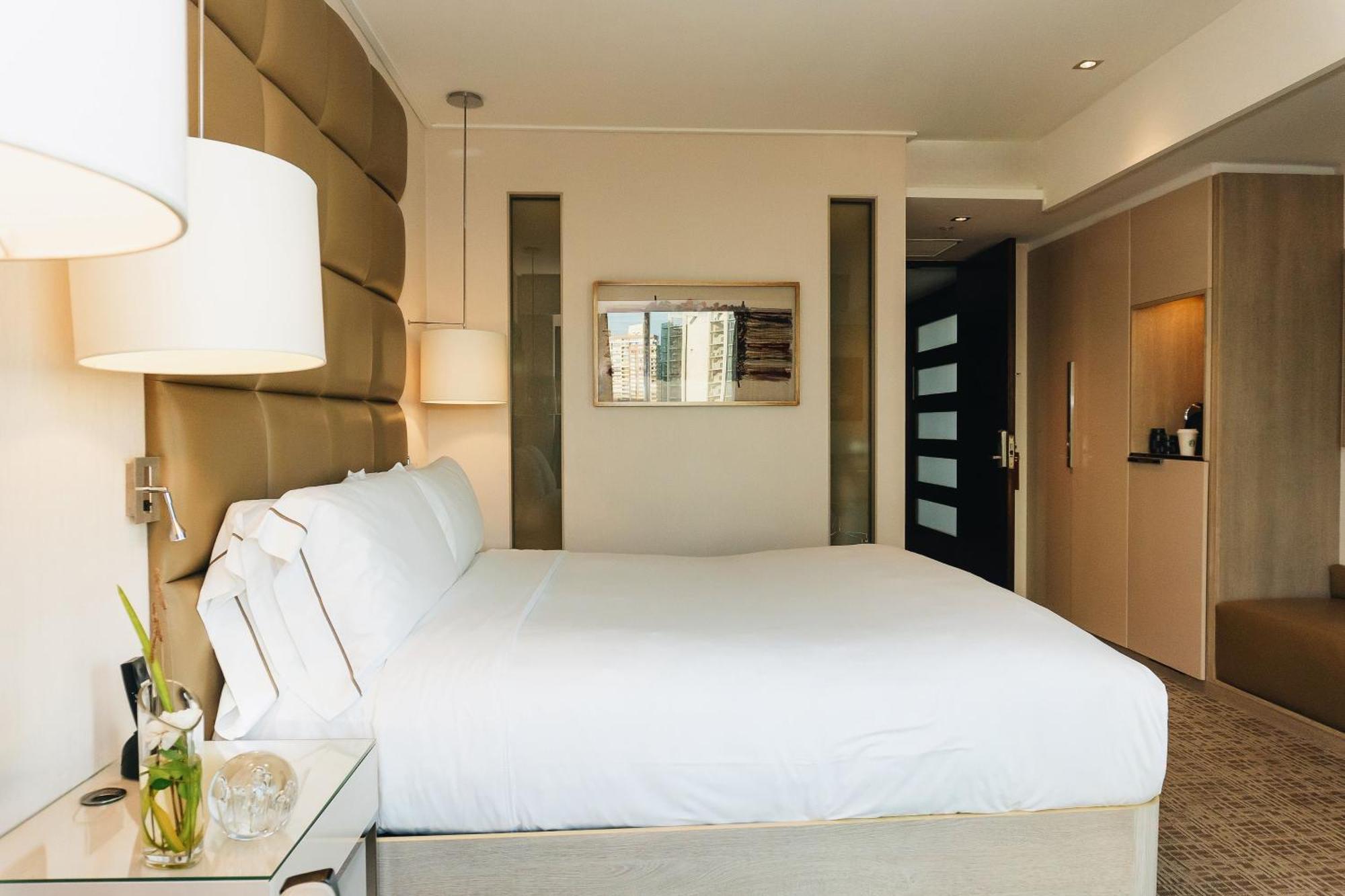 Chilean or European Club lounge access Guest room 1 King Bed