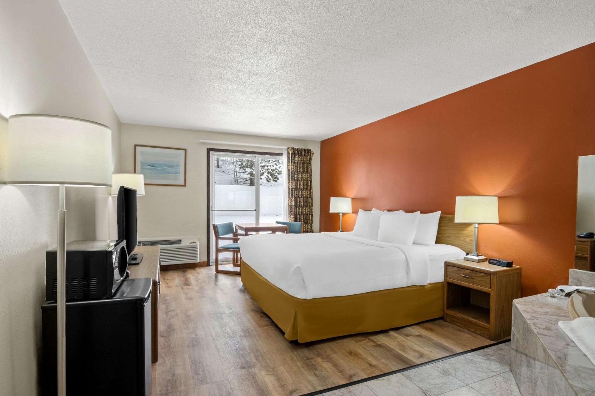 King Room Whirlpool Non Smoking or Interior Corridor